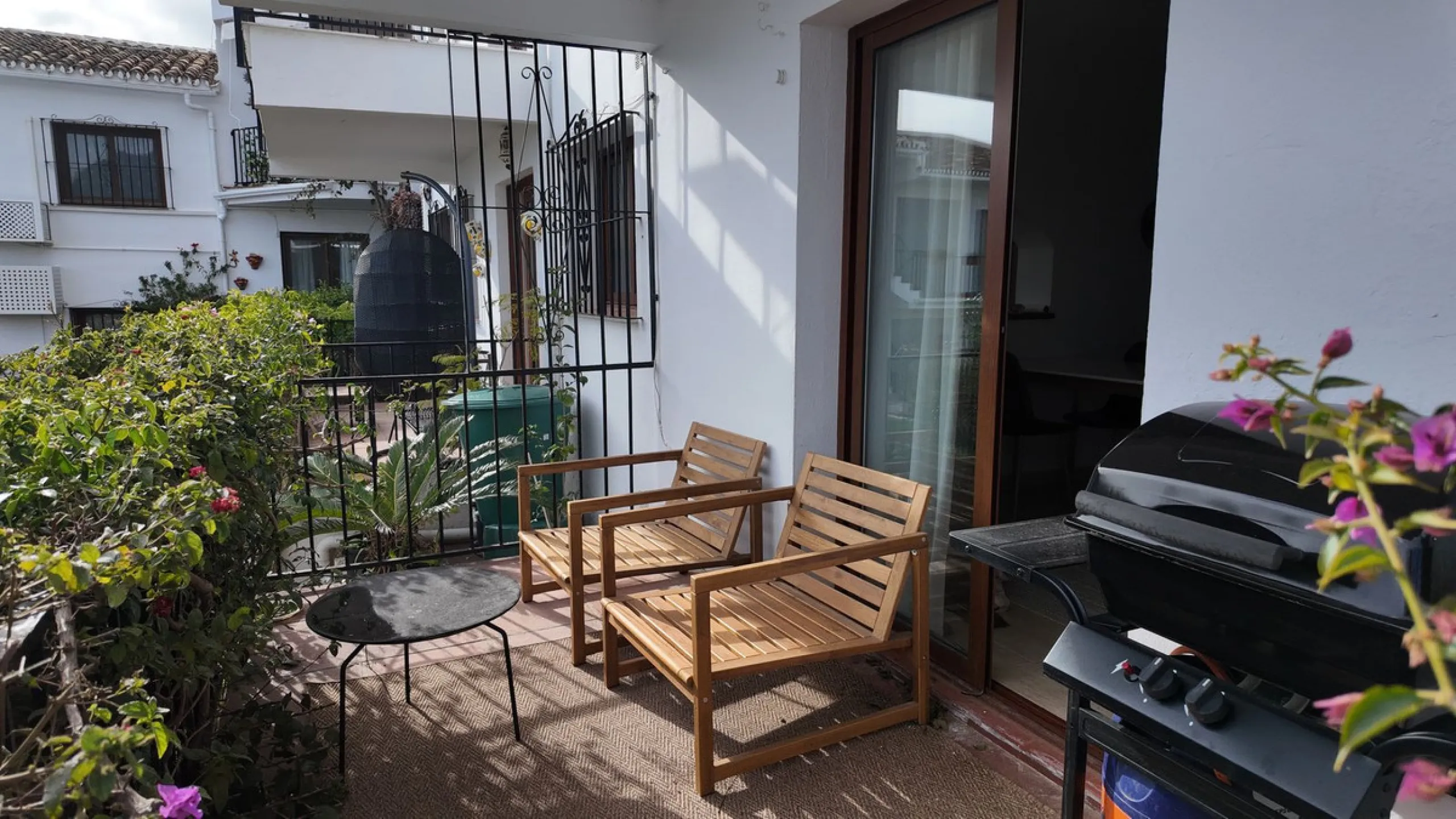 This charming ground-floor apartment is located in the picturesque white village of Mijas Pueblo, one of the most iconic and sought-after areas on the Costa del Sol. Known for its authentic Andalusian character, breathtaking views and relaxed Mediterranea