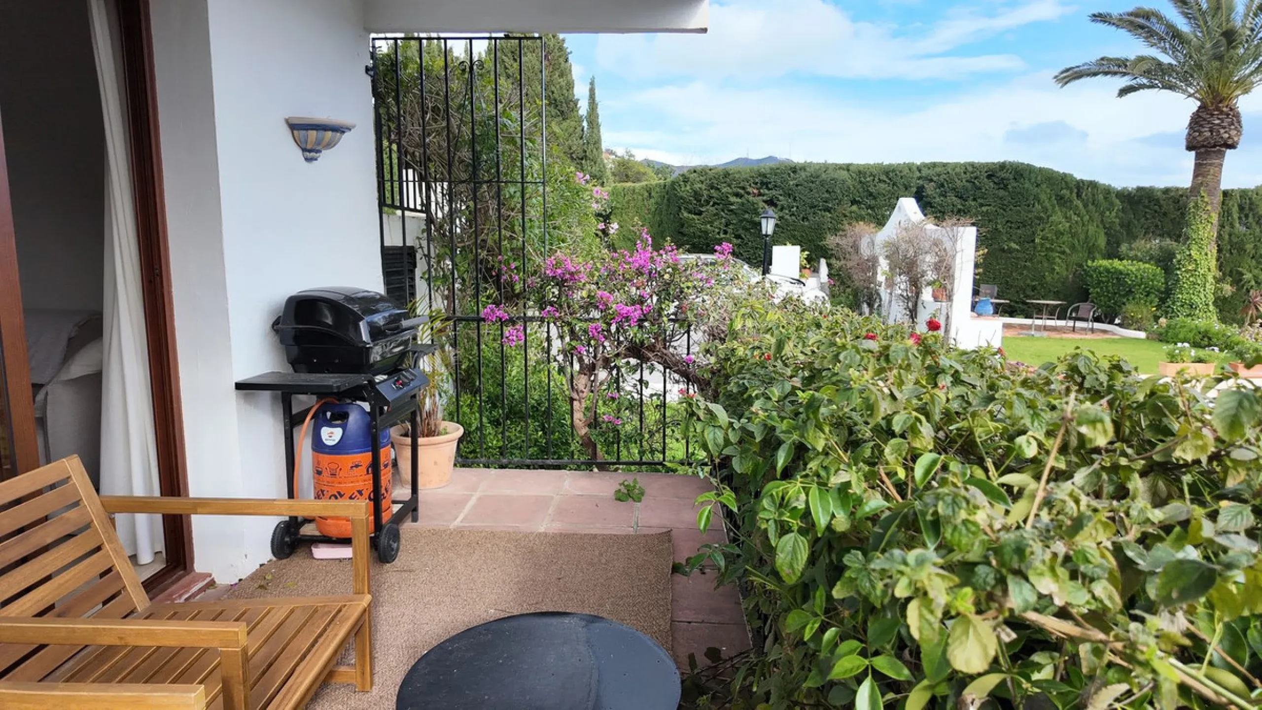 This charming ground-floor apartment is located in the picturesque white village of Mijas Pueblo, one of the most iconic and sought-after areas on the Costa del Sol. Known for its authentic Andalusian character, breathtaking views and relaxed Mediterranea