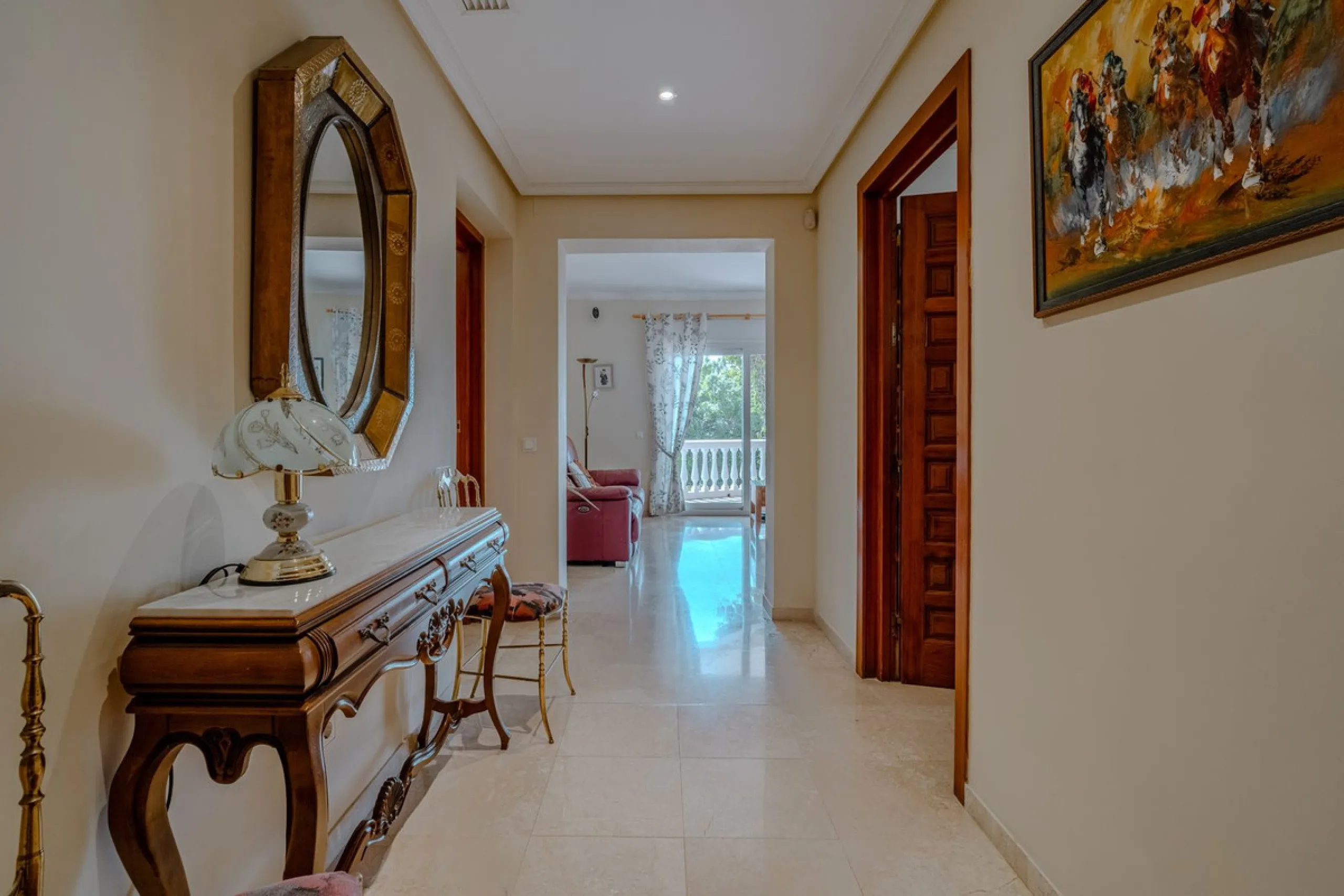 Nestled in the heart of El Paraíso Medio, this beautiful five-bedroom, four-bathroom detached villa offers a perfect blend of timeless Andalusian charm and modern comfort, all within easy walking distance of local amenities.