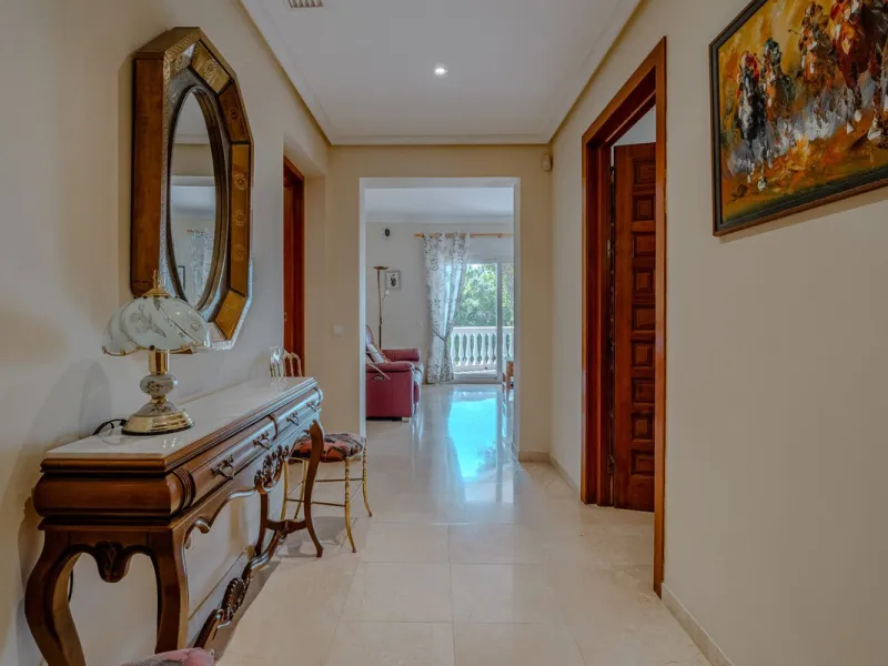Nestled in the heart of El Paraíso Medio, this beautiful five-bedroom, four-bathroom detached villa offers a perfect blend of timeless Andalusian charm and modern comfort, all within easy walking distance of local amenities.