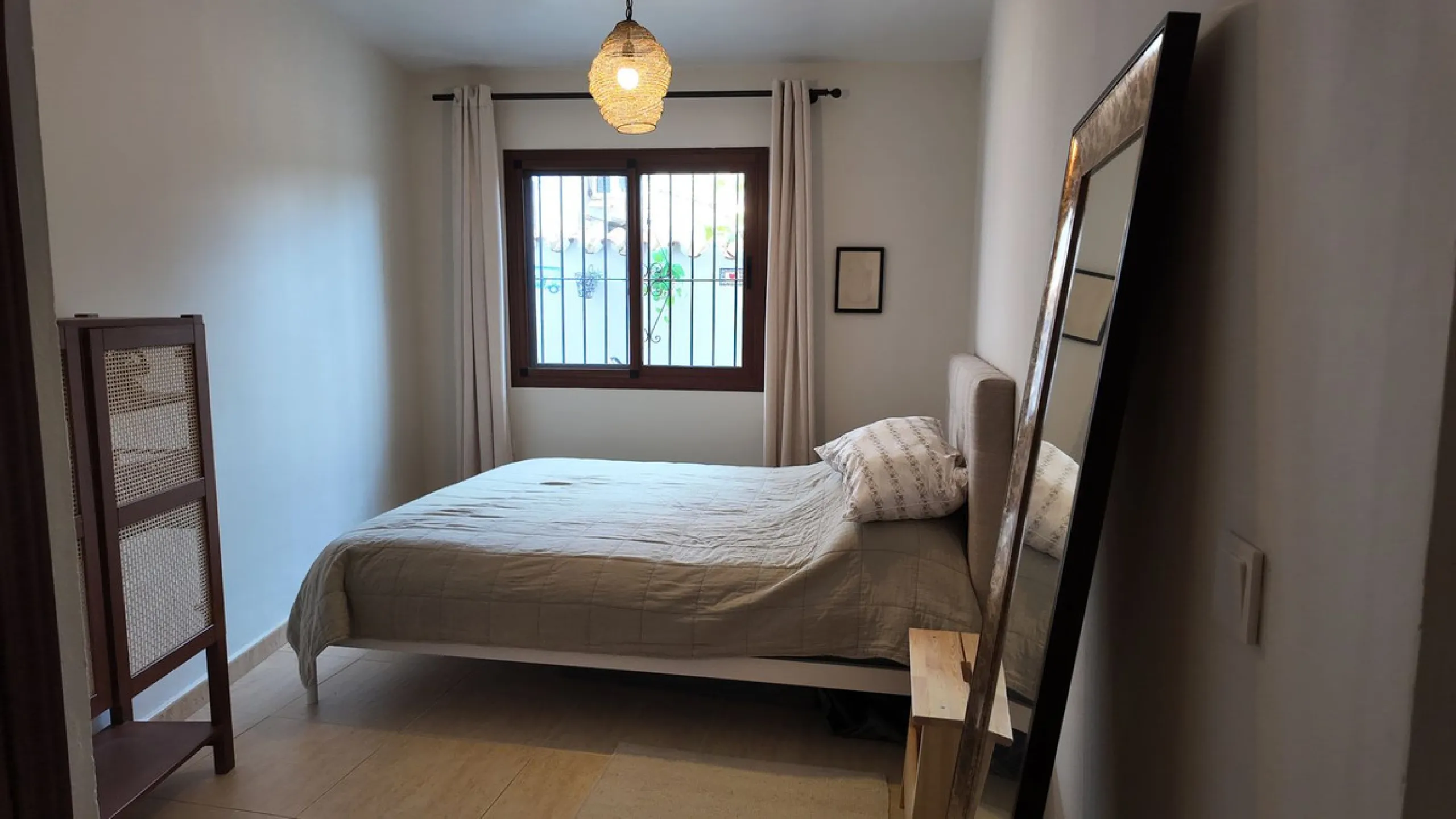 This charming ground-floor apartment is located in the picturesque white village of Mijas Pueblo, one of the most iconic and sought-after areas on the Costa del Sol. Known for its authentic Andalusian character, breathtaking views and relaxed Mediterranea