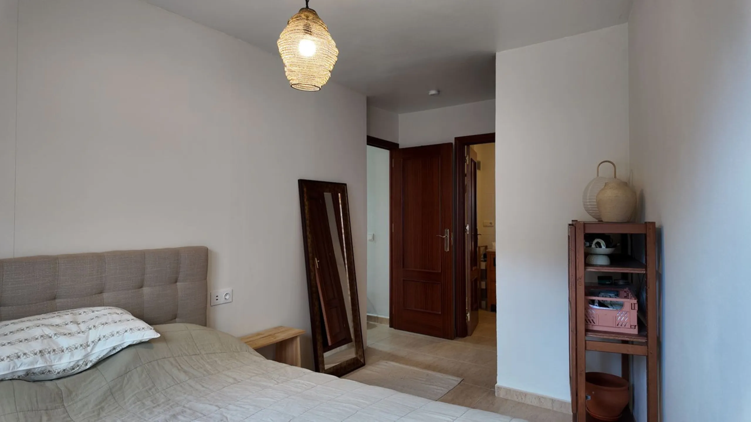 This charming ground-floor apartment is located in the picturesque white village of Mijas Pueblo, one of the most iconic and sought-after areas on the Costa del Sol. Known for its authentic Andalusian character, breathtaking views and relaxed Mediterranea