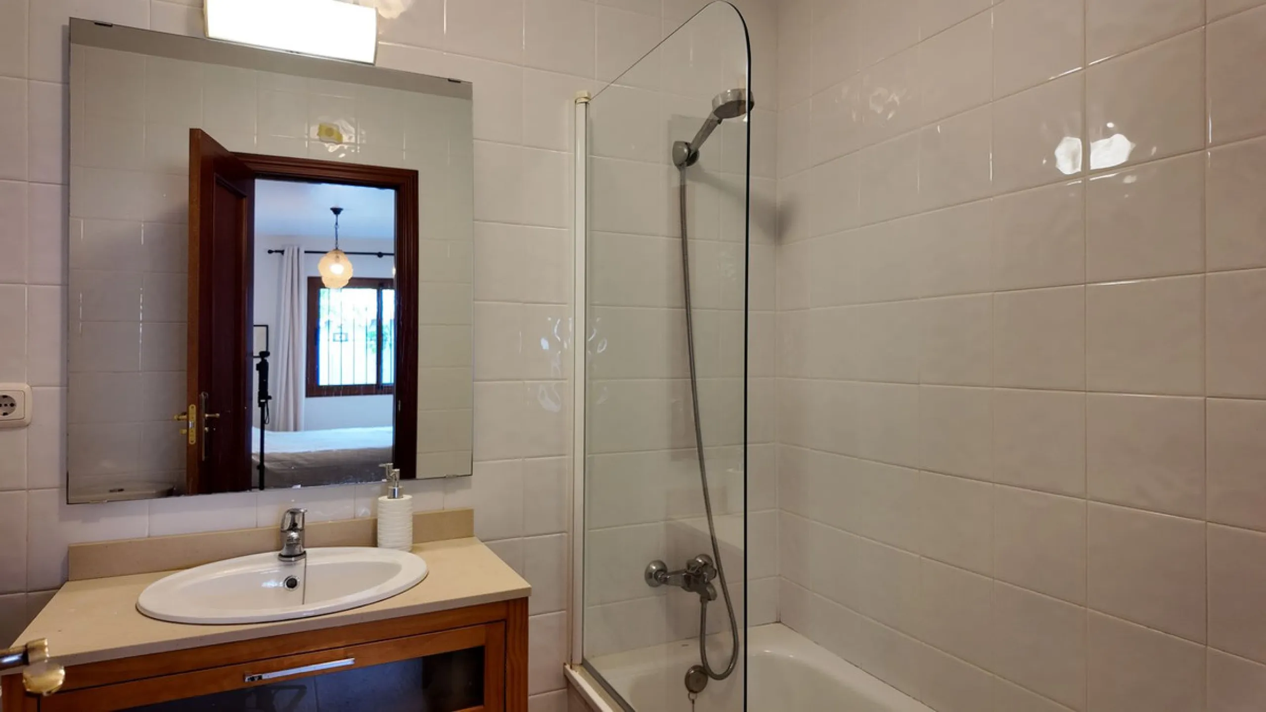 This charming ground-floor apartment is located in the picturesque white village of Mijas Pueblo, one of the most iconic and sought-after areas on the Costa del Sol. Known for its authentic Andalusian character, breathtaking views and relaxed Mediterranea
