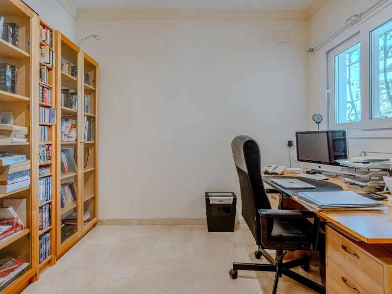 Nestled in the heart of El Paraíso Medio, this beautiful five-bedroom, four-bathroom detached villa offers a perfect blend of timeless Andalusian charm and modern comfort, all within easy walking distance of local amenities.