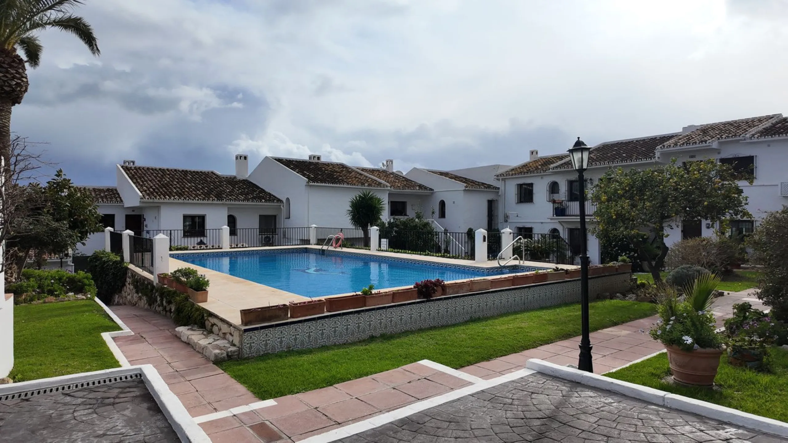 This charming ground-floor apartment is located in the picturesque white village of Mijas Pueblo, one of the most iconic and sought-after areas on the Costa del Sol. Known for its authentic Andalusian character, breathtaking views and relaxed Mediterranea