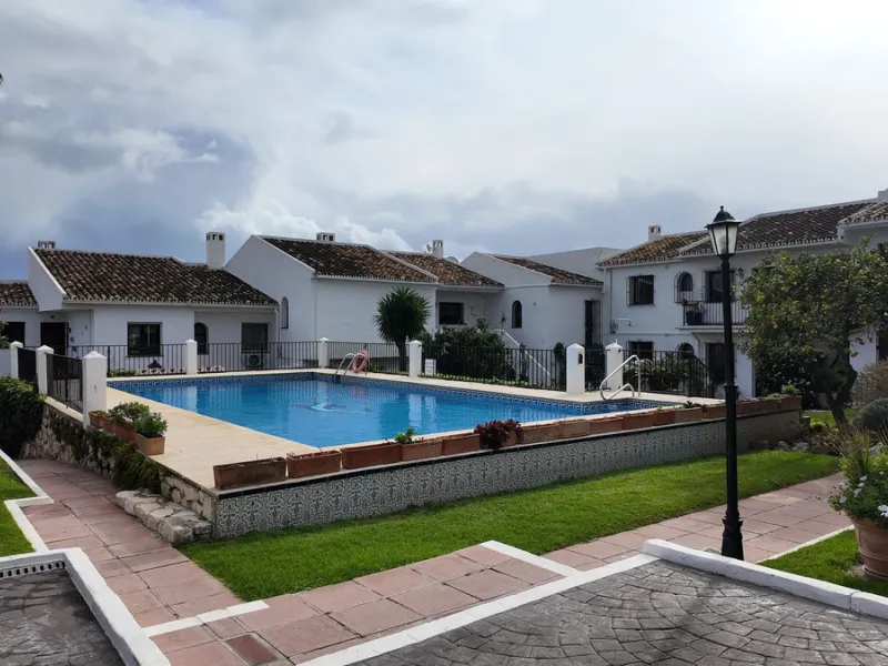 This charming ground-floor apartment is located in the picturesque white village of Mijas Pueblo, one of the most iconic and sought-after areas on the Costa del Sol. Known for its authentic Andalusian character, breathtaking views and relaxed Mediterranea