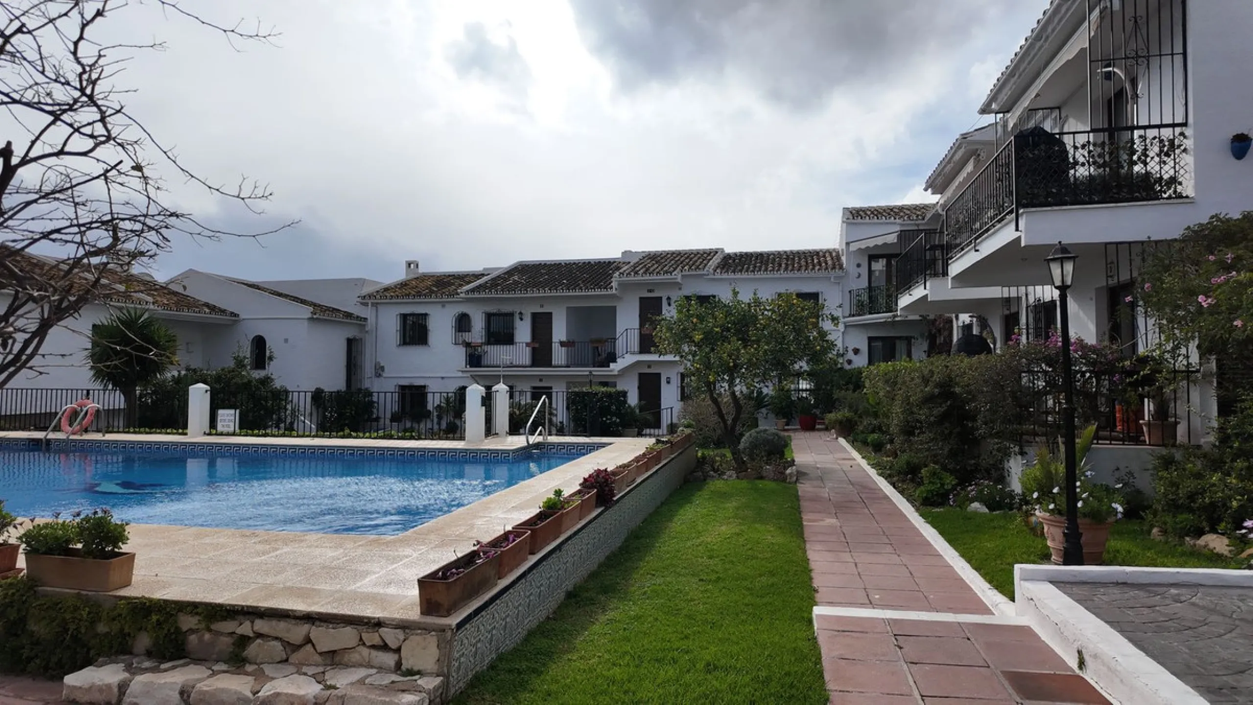 This charming ground-floor apartment is located in the picturesque white village of Mijas Pueblo, one of the most iconic and sought-after areas on the Costa del Sol. Known for its authentic Andalusian character, breathtaking views and relaxed Mediterranea