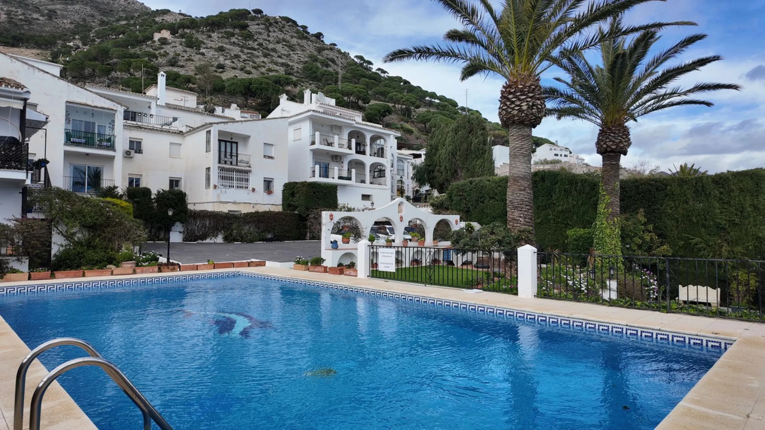 This charming ground-floor apartment is located in the picturesque white village of Mijas Pueblo, one of the most iconic and sought-after areas on the Costa del Sol. Known for its authentic Andalusian character, breathtaking views and relaxed Mediterranea