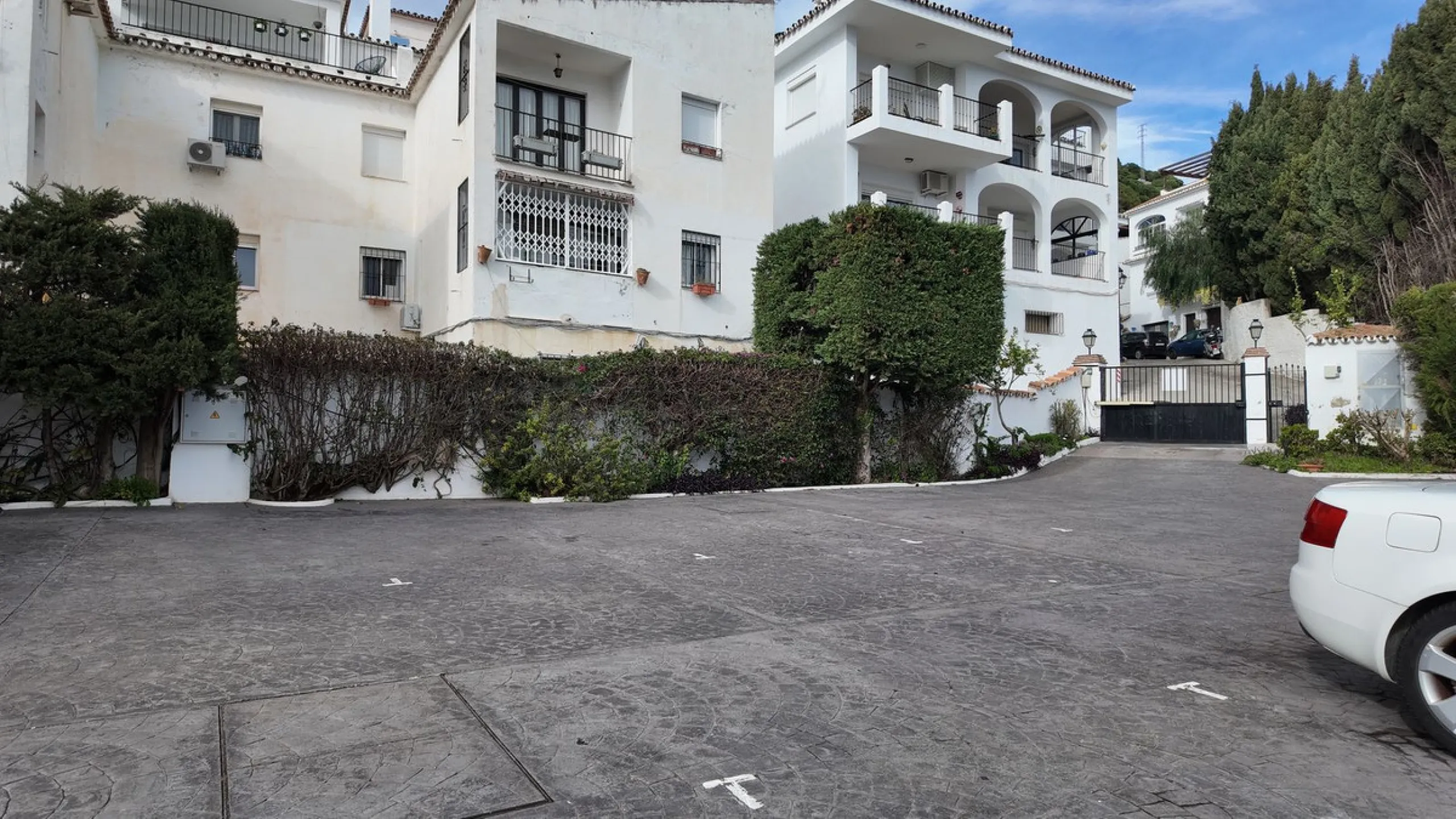 This charming ground-floor apartment is located in the picturesque white village of Mijas Pueblo, one of the most iconic and sought-after areas on the Costa del Sol. Known for its authentic Andalusian character, breathtaking views and relaxed Mediterranea