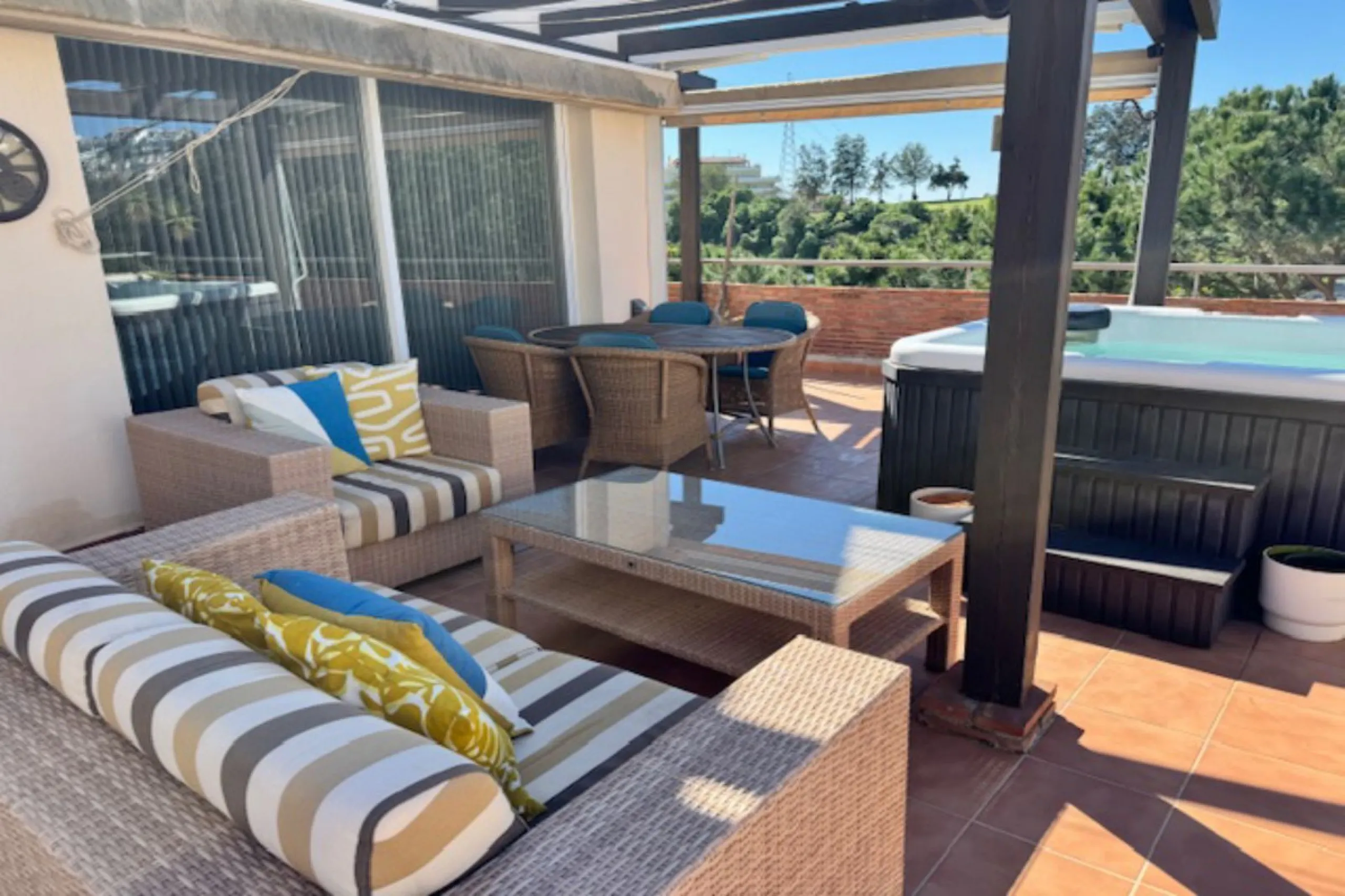 This bright unusually large 2 bedroom luxury, south facing penthouse is situated within the exclusive, beautifully kept, luxury complex  in Riviera del Sol next to the prestigious Miraflores Golf Club House.The property consists of a very large lounge/din