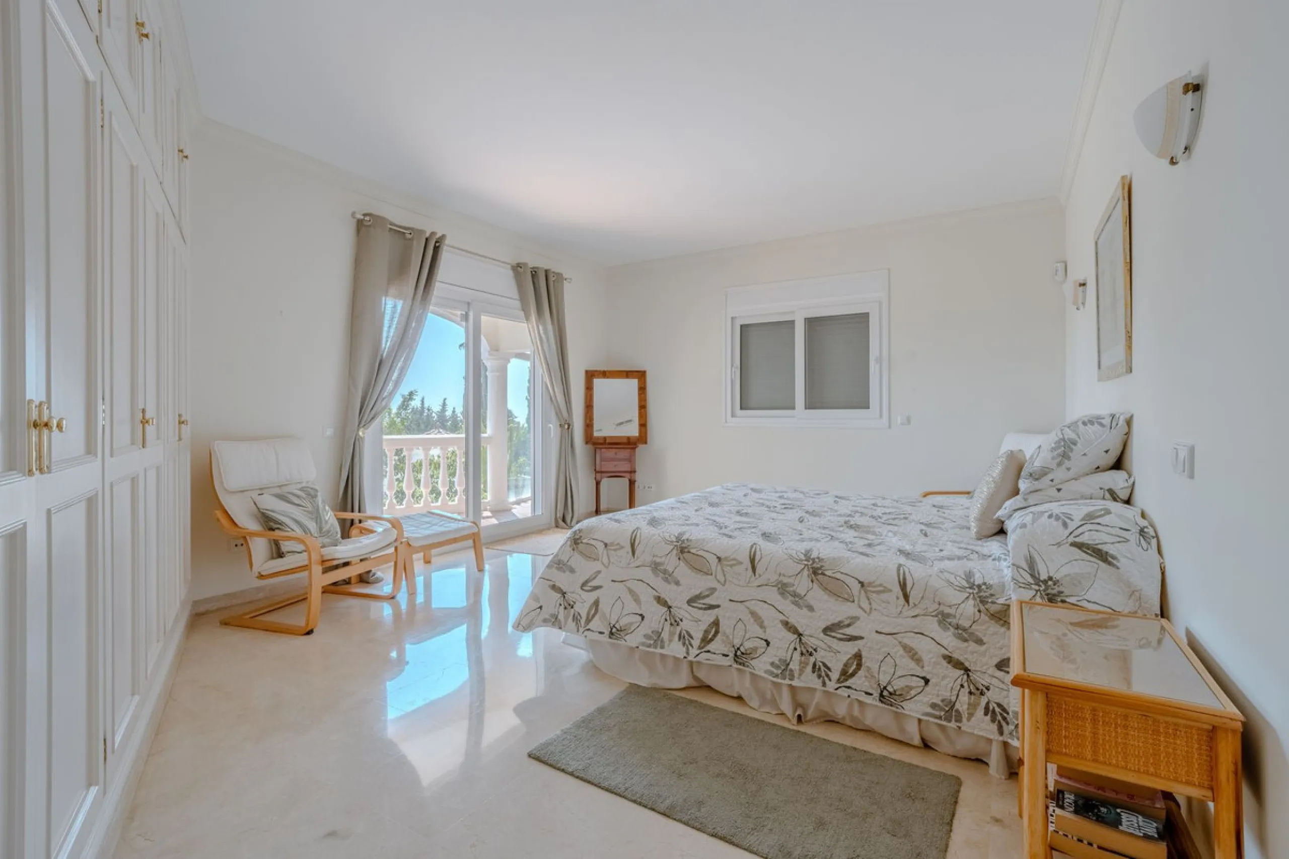 Nestled in the heart of El Paraíso Medio, this beautiful five-bedroom, four-bathroom detached villa offers a perfect blend of timeless Andalusian charm and modern comfort, all within easy walking distance of local amenities.