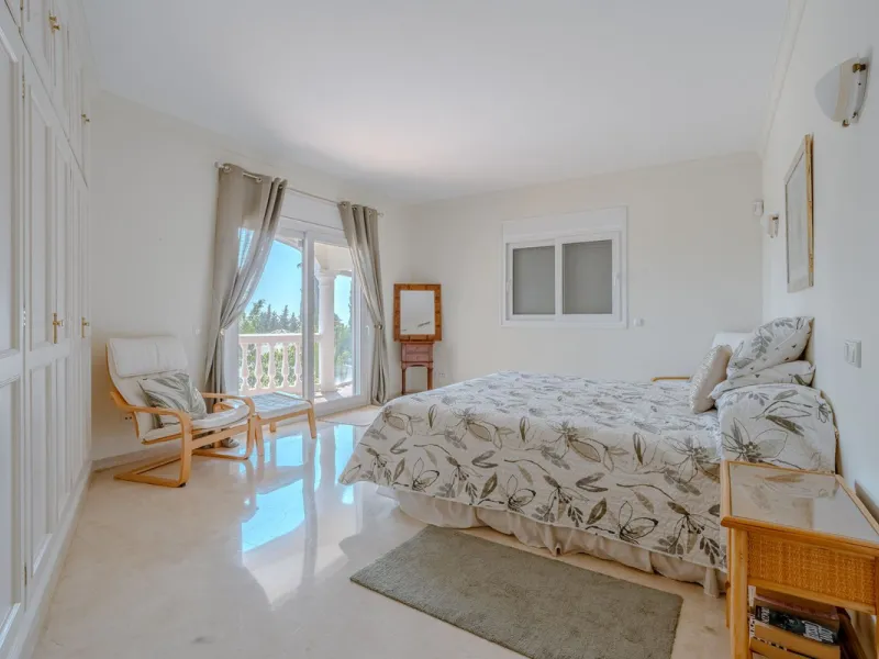 Nestled in the heart of El Paraíso Medio, this beautiful five-bedroom, four-bathroom detached villa offers a perfect blend of timeless Andalusian charm and modern comfort, all within easy walking distance of local amenities.