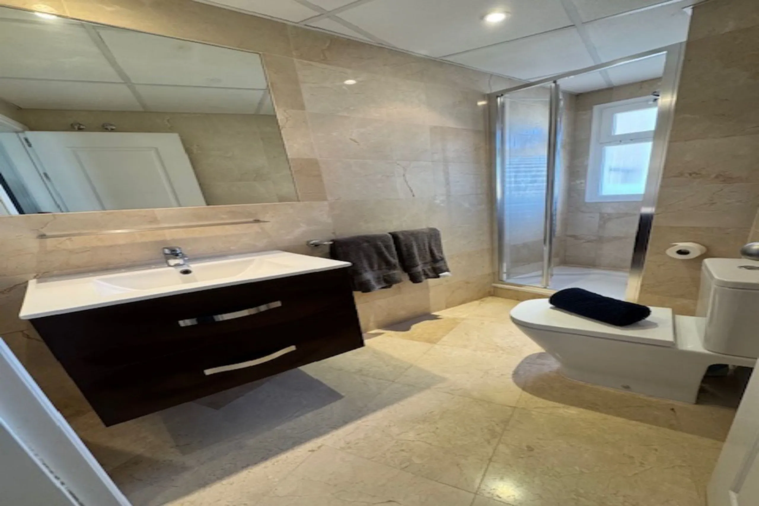 This bright unusually large 2 bedroom luxury, south facing penthouse is situated within the exclusive, beautifully kept, luxury complex  in Riviera del Sol next to the prestigious Miraflores Golf Club House.The property consists of a very large lounge/din