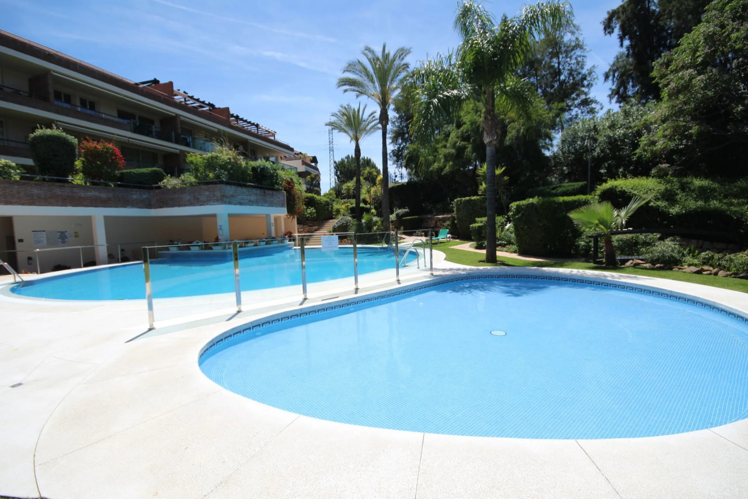 This bright unusually large 2 bedroom luxury, south facing penthouse is situated within the exclusive, beautifully kept, luxury complex  in Riviera del Sol next to the prestigious Miraflores Golf Club House.The property consists of a very large lounge/din