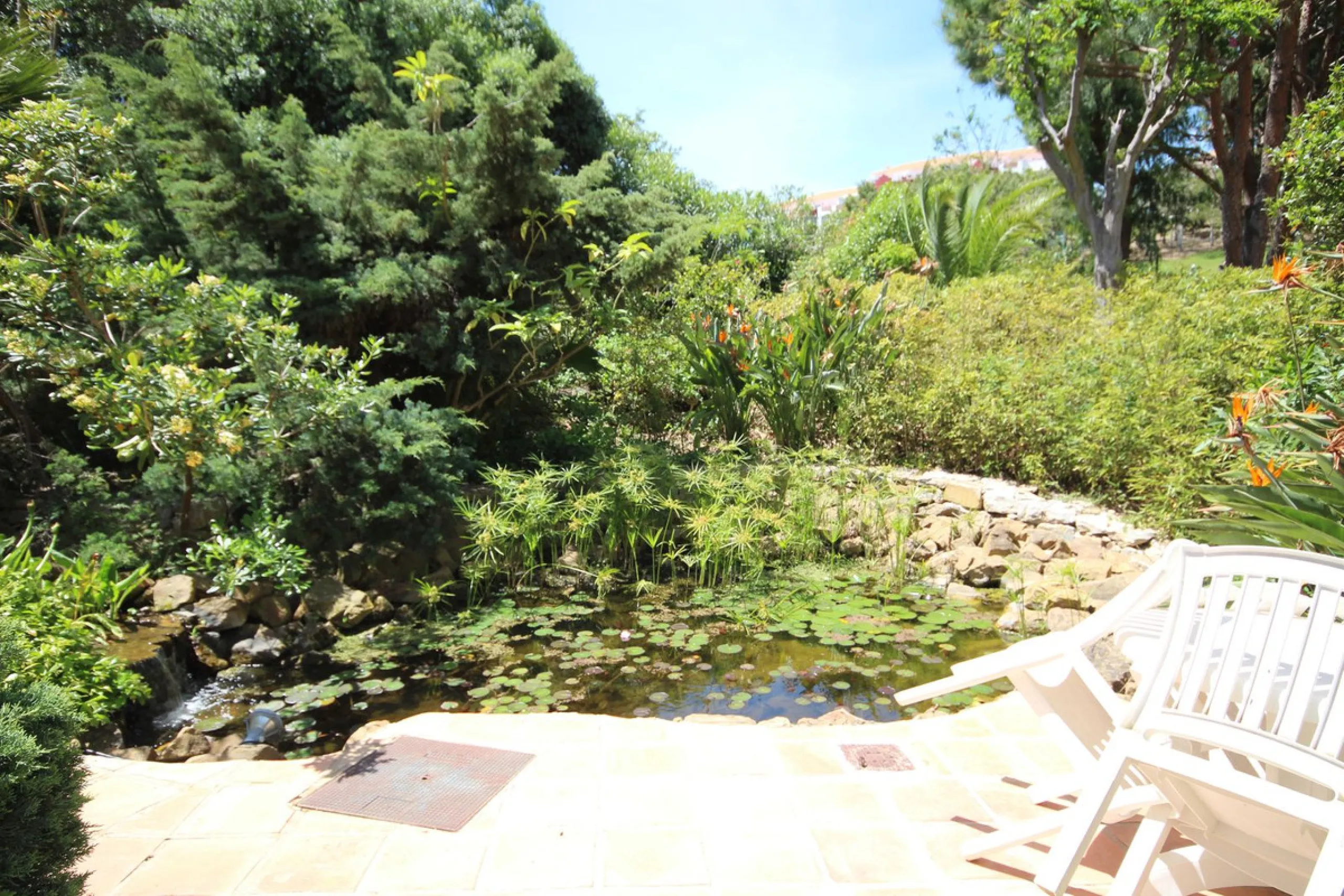 This bright unusually large 2 bedroom luxury, south facing penthouse is situated within the exclusive, beautifully kept, luxury complex  in Riviera del Sol next to the prestigious Miraflores Golf Club House.The property consists of a very large lounge/din