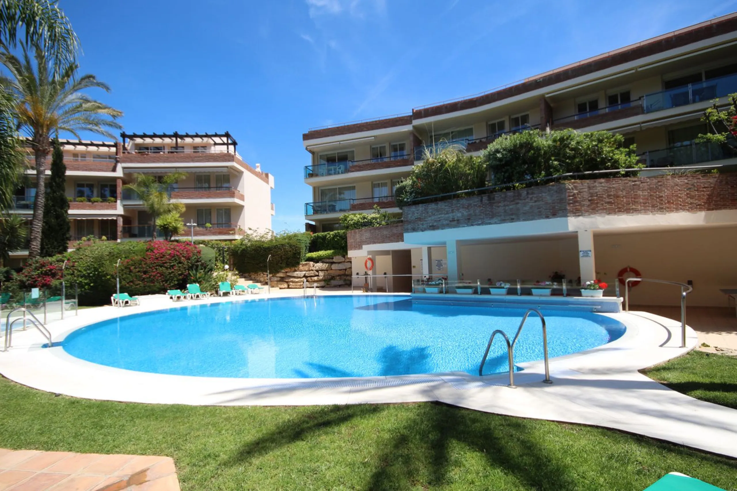 This bright unusually large 2 bedroom luxury, south facing penthouse is situated within the exclusive, beautifully kept, luxury complex  in Riviera del Sol next to the prestigious Miraflores Golf Club House.The property consists of a very large lounge/din