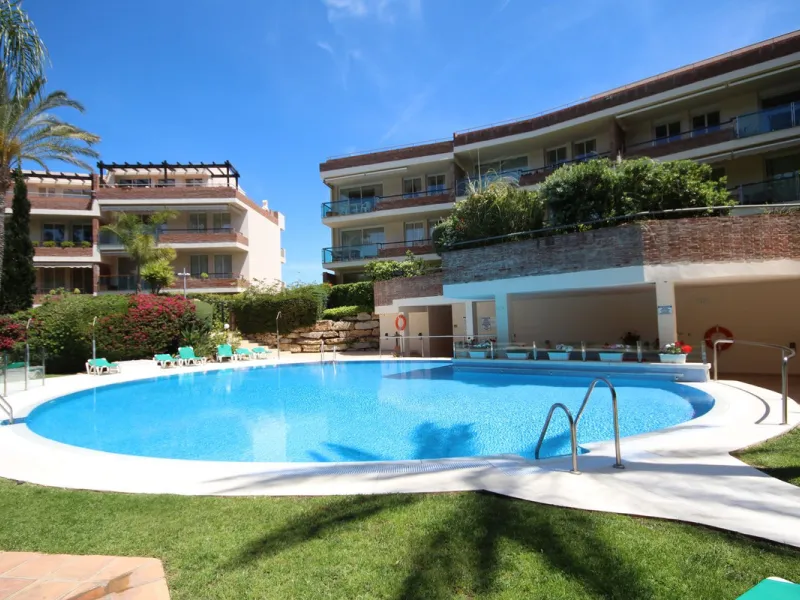 This bright unusually large 2 bedroom luxury, south facing penthouse is situated within the exclusive, beautifully kept, luxury complex  in Riviera del Sol next to the prestigious Miraflores Golf Club House.The property consists of a very large lounge/din