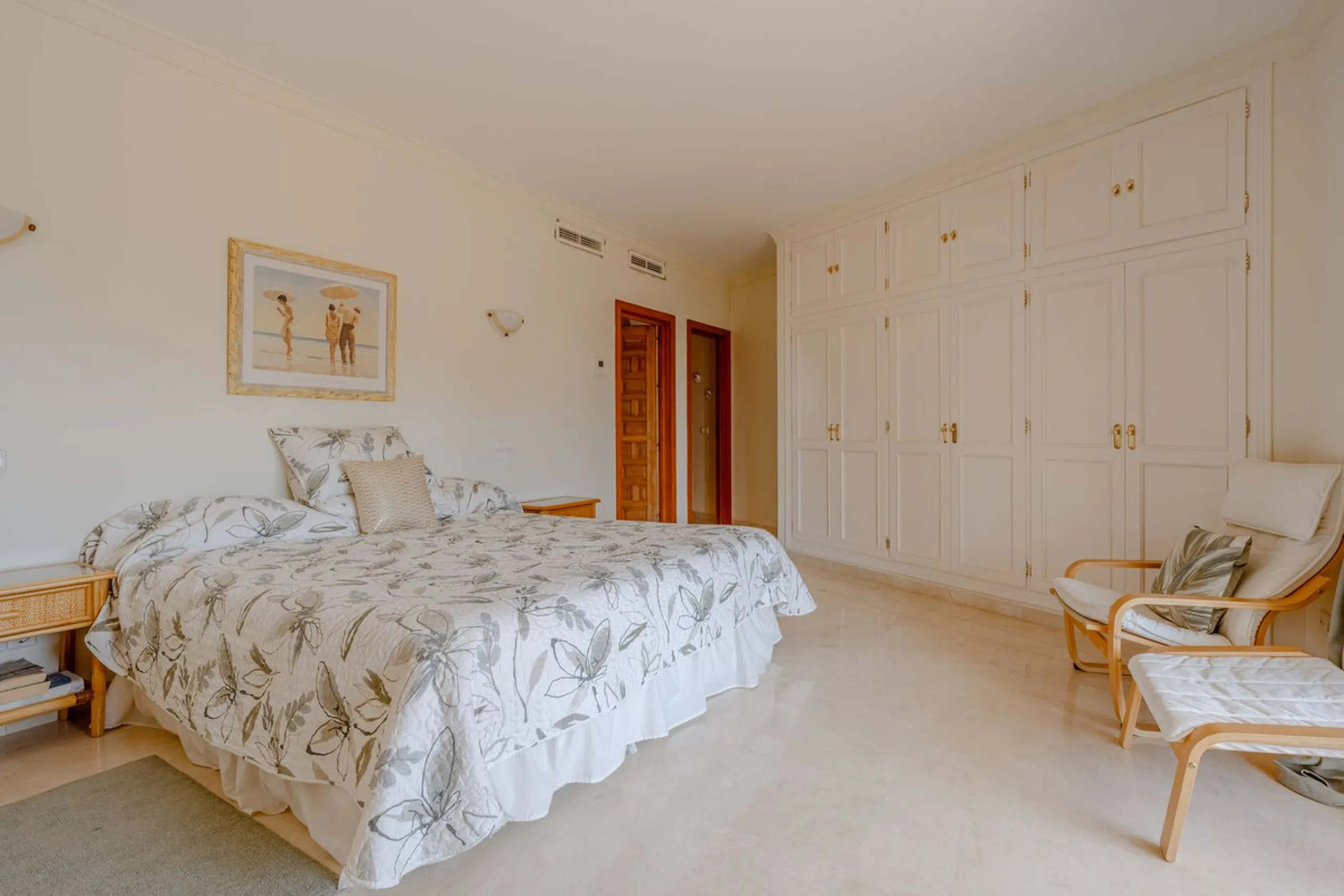Nestled in the heart of El Paraíso Medio, this beautiful five-bedroom, four-bathroom detached villa offers a perfect blend of timeless Andalusian charm and modern comfort, all within easy walking distance of local amenities.