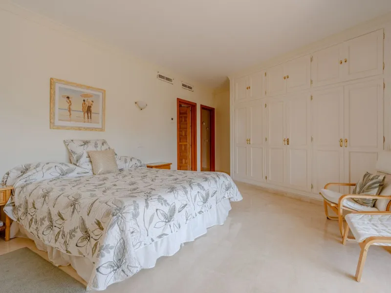 Nestled in the heart of El Paraíso Medio, this beautiful five-bedroom, four-bathroom detached villa offers a perfect blend of timeless Andalusian charm and modern comfort, all within easy walking distance of local amenities.