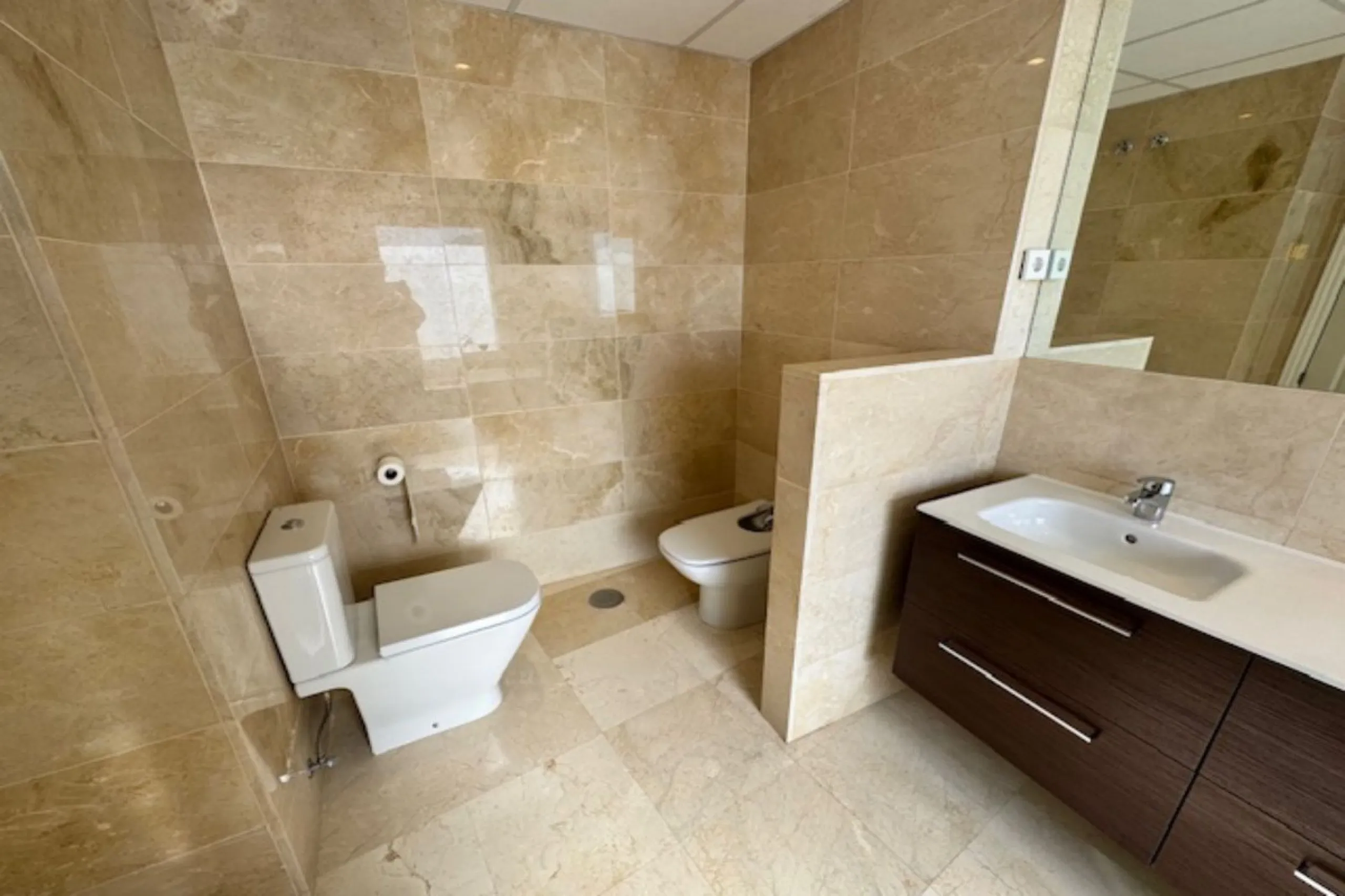 This bright unusually large 2 bedroom luxury, south facing penthouse is situated within the exclusive, beautifully kept, luxury complex  in Riviera del Sol next to the prestigious Miraflores Golf Club House.The property consists of a very large lounge/din