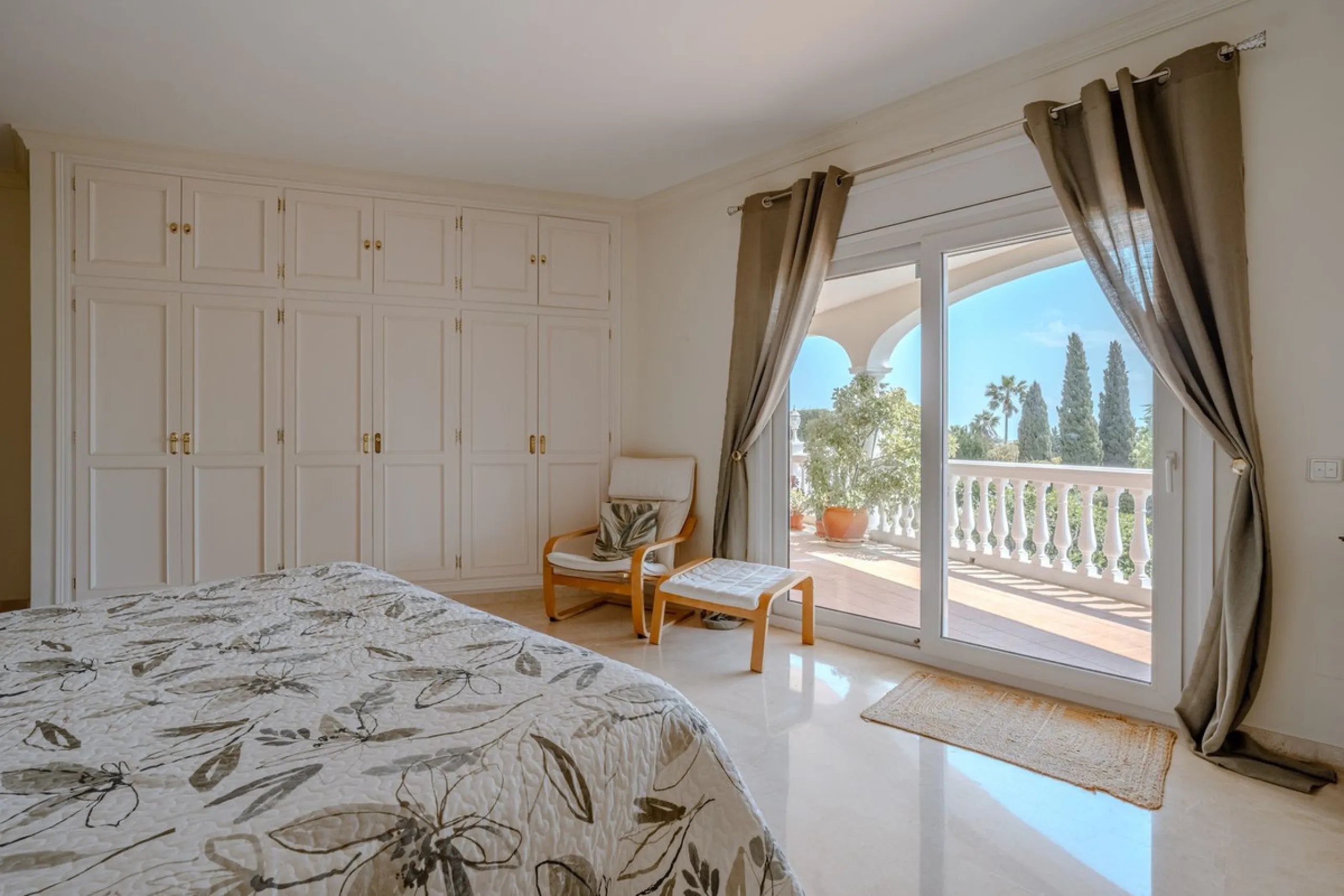 Nestled in the heart of El Paraíso Medio, this beautiful five-bedroom, four-bathroom detached villa offers a perfect blend of timeless Andalusian charm and modern comfort, all within easy walking distance of local amenities.