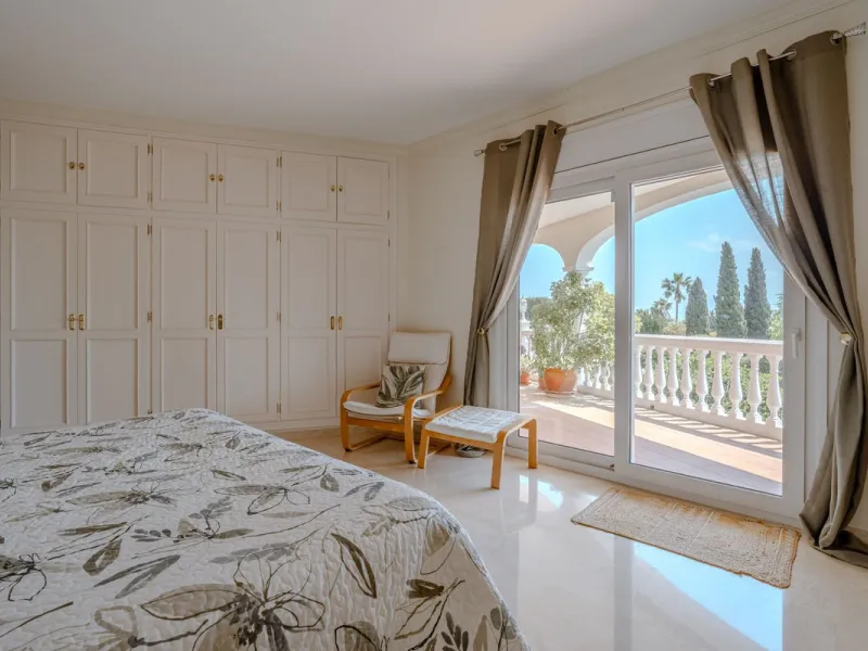 Nestled in the heart of El Paraíso Medio, this beautiful five-bedroom, four-bathroom detached villa offers a perfect blend of timeless Andalusian charm and modern comfort, all within easy walking distance of local amenities.