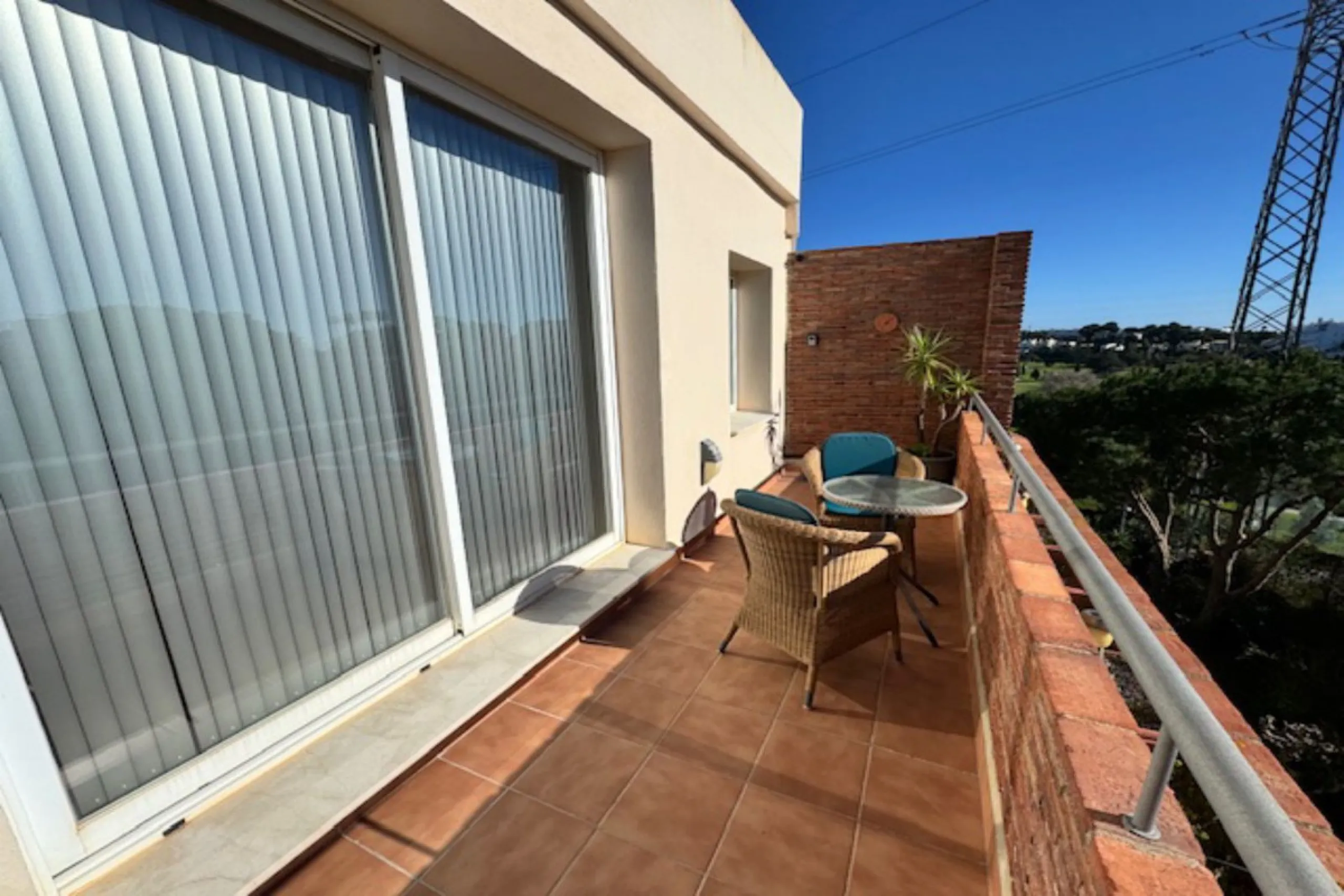 This bright unusually large 2 bedroom luxury, south facing penthouse is situated within the exclusive, beautifully kept, luxury complex  in Riviera del Sol next to the prestigious Miraflores Golf Club House.The property consists of a very large lounge/din