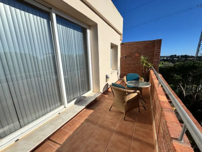 This bright unusually large 2 bedroom luxury, south facing penthouse is situated within the exclusive, beautifully kept, luxury complex  in Riviera del Sol next to the prestigious Miraflores Golf Club House.The property consists of a very large lounge/din