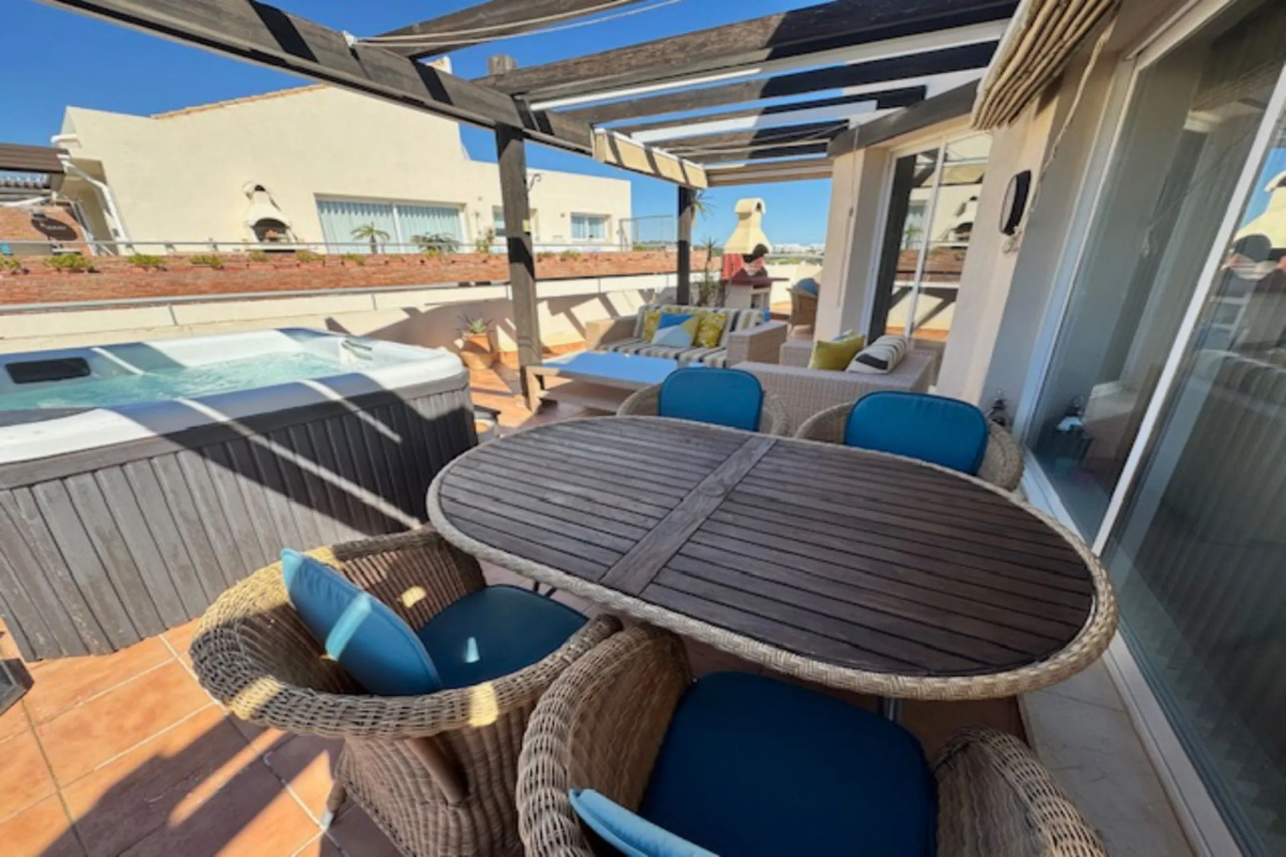 This bright unusually large 2 bedroom luxury, south facing penthouse is situated within the exclusive, beautifully kept, luxury complex  in Riviera del Sol next to the prestigious Miraflores Golf Club House.The property consists of a very large lounge/din