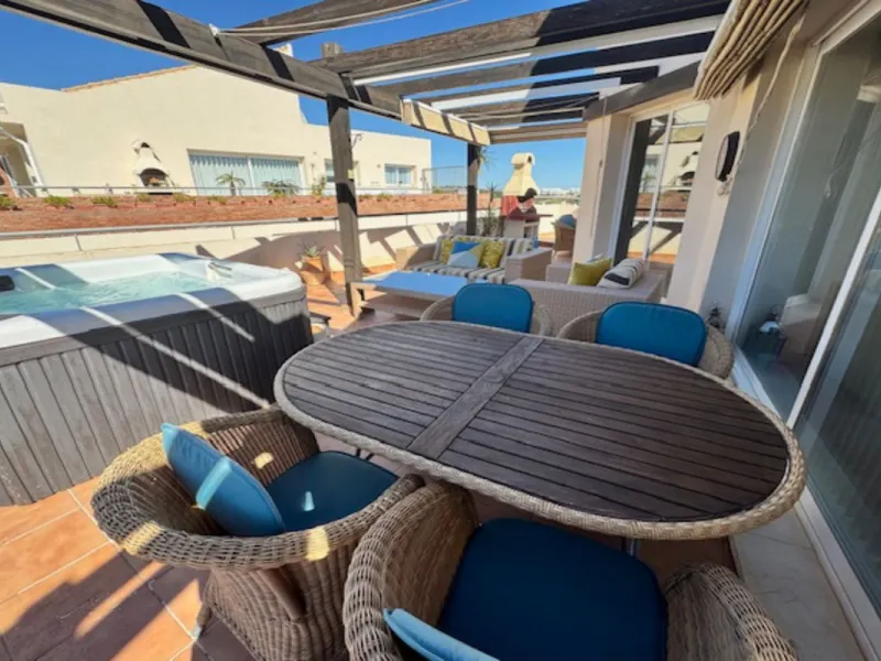 This bright unusually large 2 bedroom luxury, south facing penthouse is situated within the exclusive, beautifully kept, luxury complex  in Riviera del Sol next to the prestigious Miraflores Golf Club House.The property consists of a very large lounge/din