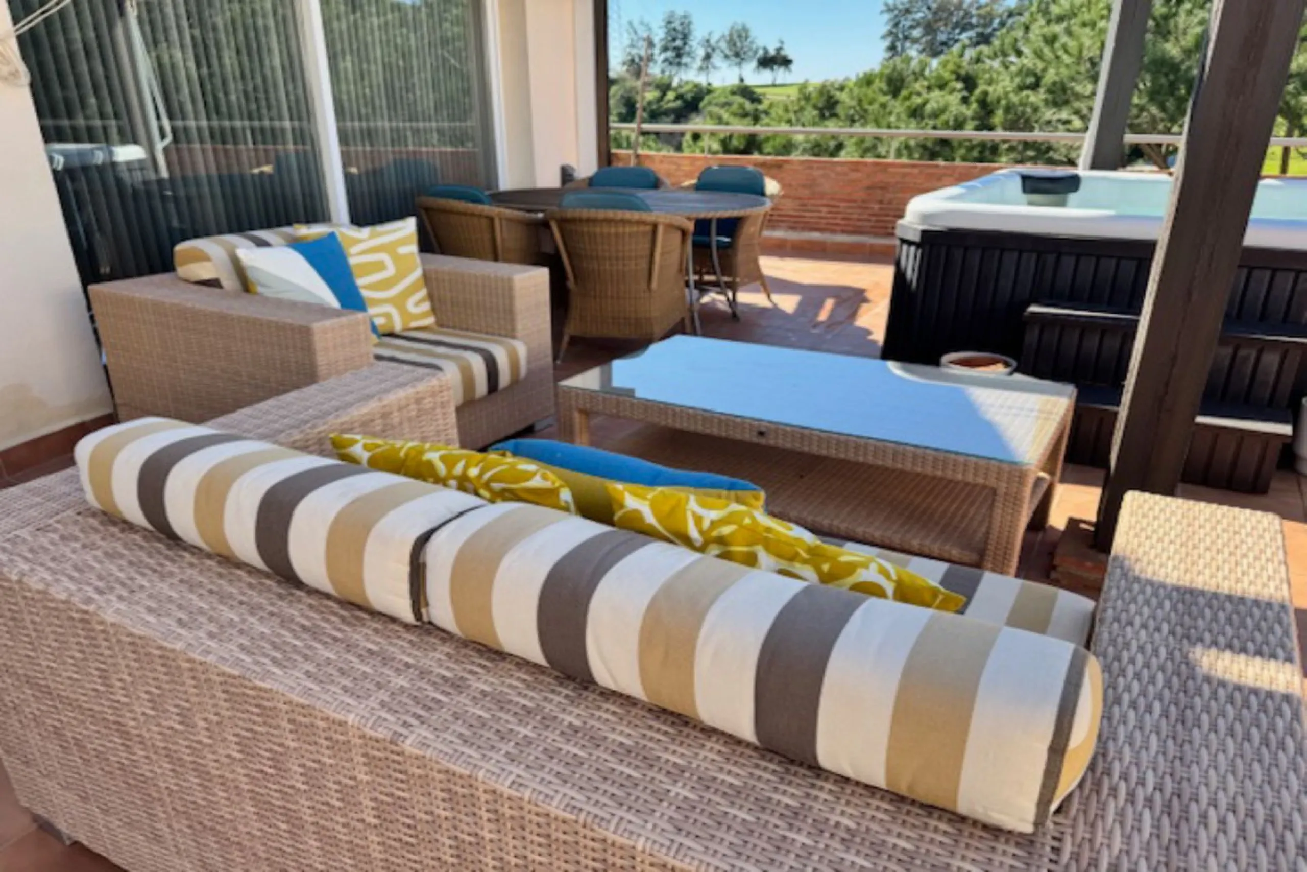 This bright unusually large 2 bedroom luxury, south facing penthouse is situated within the exclusive, beautifully kept, luxury complex  in Riviera del Sol next to the prestigious Miraflores Golf Club House.The property consists of a very large lounge/din