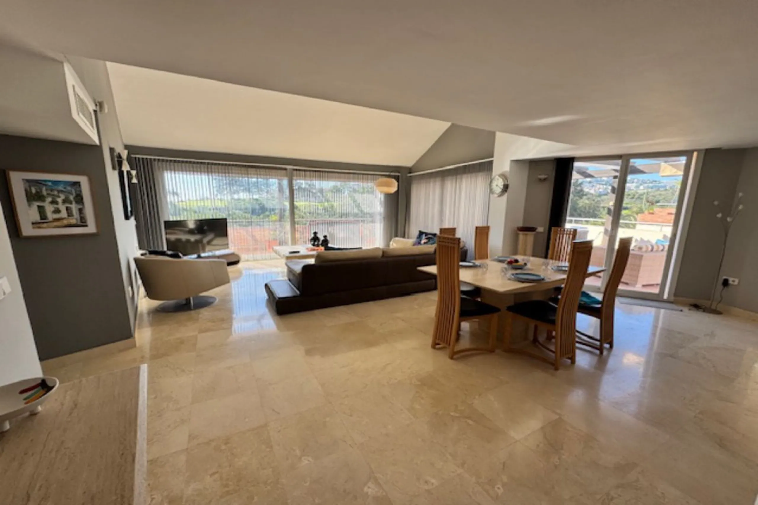 This bright unusually large 2 bedroom luxury, south facing penthouse is situated within the exclusive, beautifully kept, luxury complex  in Riviera del Sol next to the prestigious Miraflores Golf Club House.The property consists of a very large lounge/din