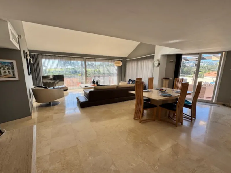 This bright unusually large 2 bedroom luxury, south facing penthouse is situated within the exclusive, beautifully kept, luxury complex  in Riviera del Sol next to the prestigious Miraflores Golf Club House.The property consists of a very large lounge/din