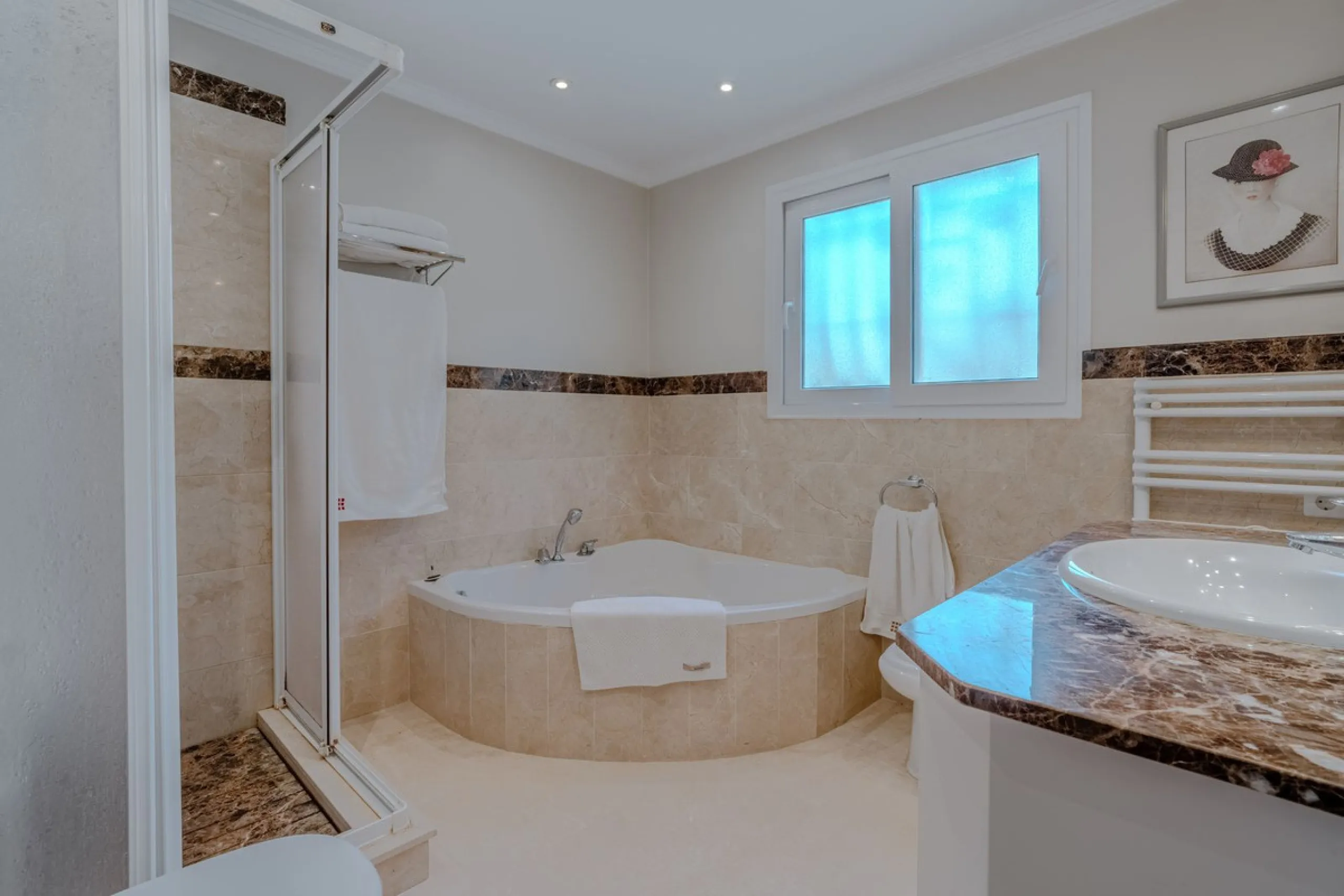 Nestled in the heart of El Paraíso Medio, this beautiful five-bedroom, four-bathroom detached villa offers a perfect blend of timeless Andalusian charm and modern comfort, all within easy walking distance of local amenities.