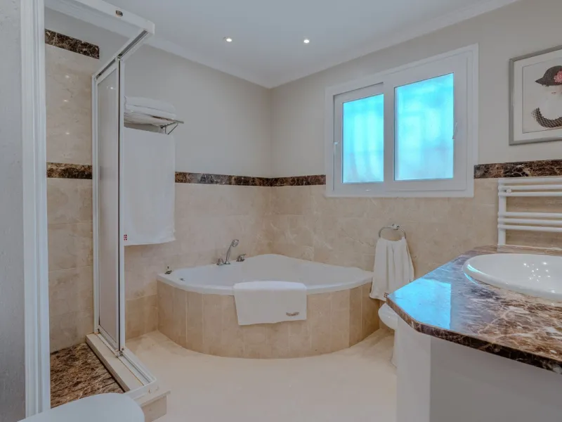 Nestled in the heart of El Paraíso Medio, this beautiful five-bedroom, four-bathroom detached villa offers a perfect blend of timeless Andalusian charm and modern comfort, all within easy walking distance of local amenities.