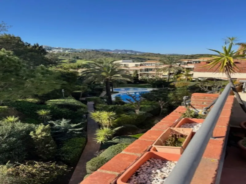 This bright unusually large 2 bedroom luxury, south facing penthouse is situated within the exclusive, beautifully kept, luxury complex  in Riviera del Sol next to the prestigious Miraflores Golf Club House.The property consists of a very large lounge/din
