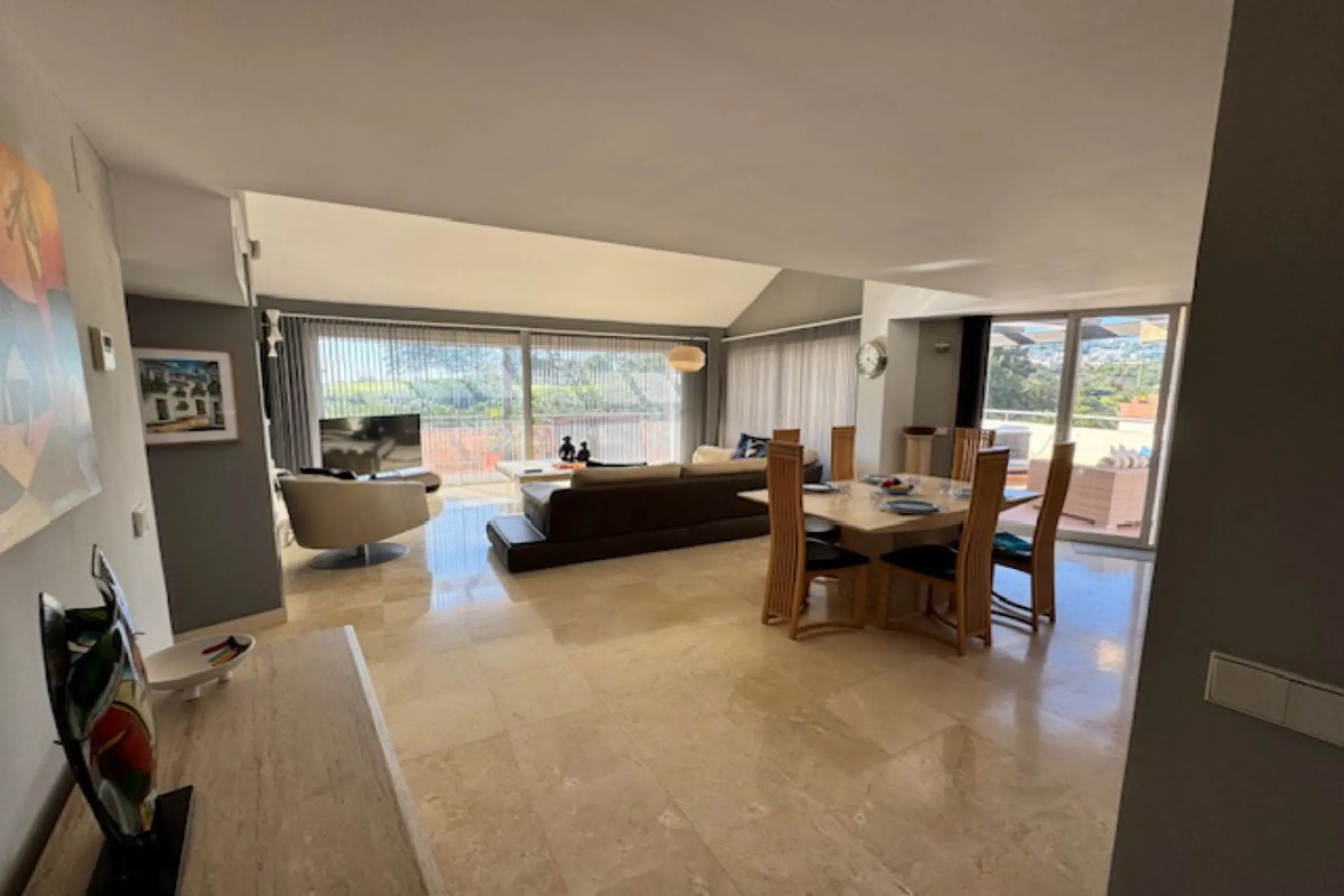 This bright unusually large 2 bedroom luxury, south facing penthouse is situated within the exclusive, beautifully kept, luxury complex  in Riviera del Sol next to the prestigious Miraflores Golf Club House.The property consists of a very large lounge/din