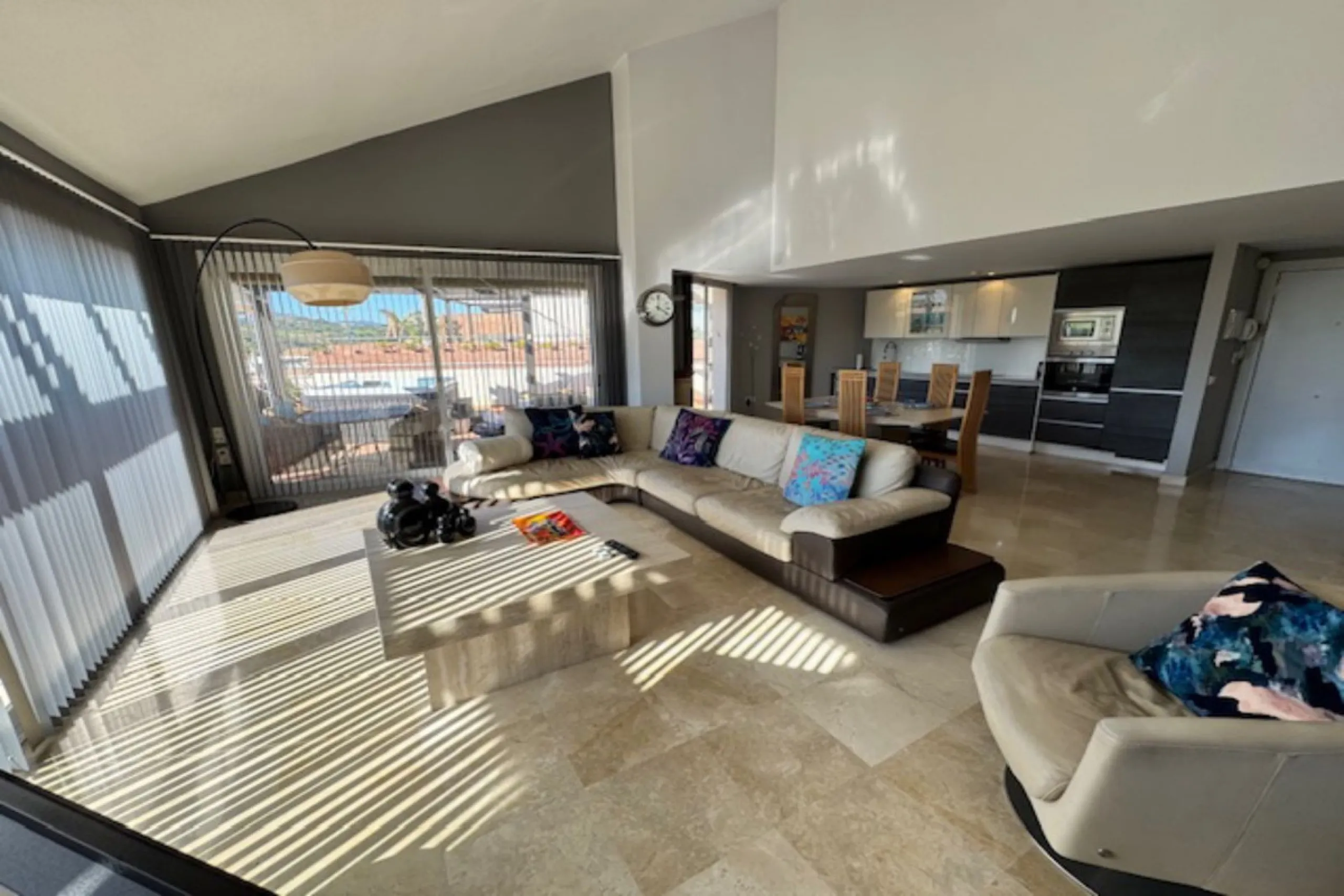 This bright unusually large 2 bedroom luxury, south facing penthouse is situated within the exclusive, beautifully kept, luxury complex  in Riviera del Sol next to the prestigious Miraflores Golf Club House.The property consists of a very large lounge/din