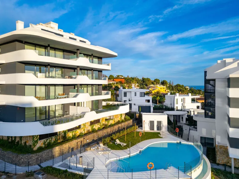 Welcome to a beautifully positioned southwest-facing garden apartment in the heart of Higuerón — a home that offers both privacy and extraordinary views. Located on the eastern corner of the building, this residence is one of only two ground-floor apartme