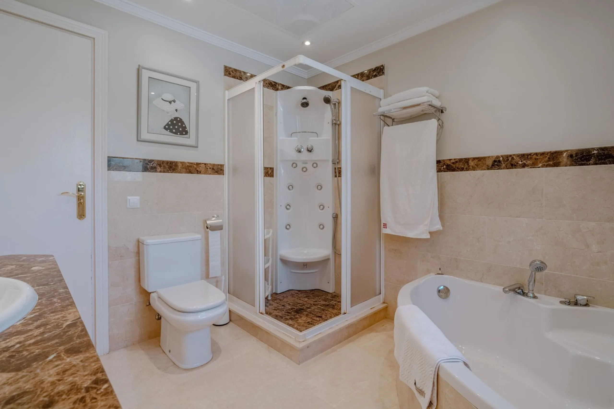 Nestled in the heart of El Paraíso Medio, this beautiful five-bedroom, four-bathroom detached villa offers a perfect blend of timeless Andalusian charm and modern comfort, all within easy walking distance of local amenities.