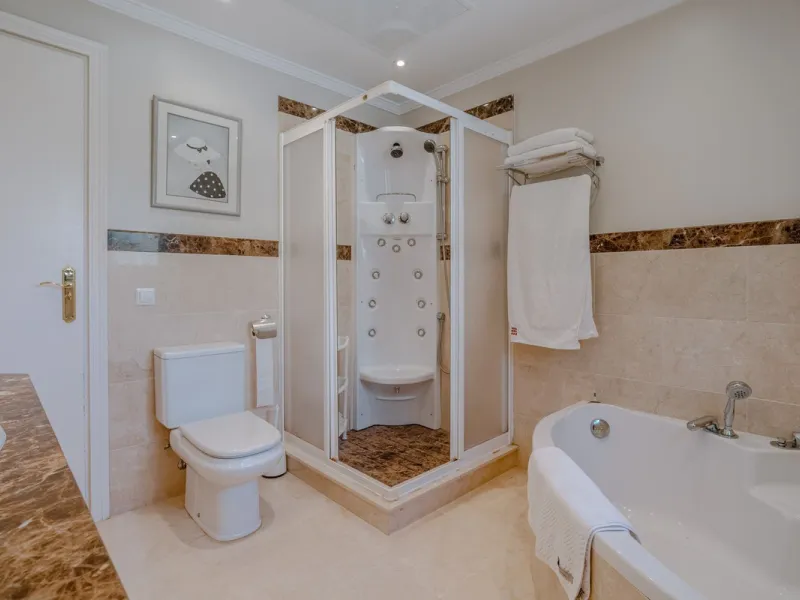 Nestled in the heart of El Paraíso Medio, this beautiful five-bedroom, four-bathroom detached villa offers a perfect blend of timeless Andalusian charm and modern comfort, all within easy walking distance of local amenities.