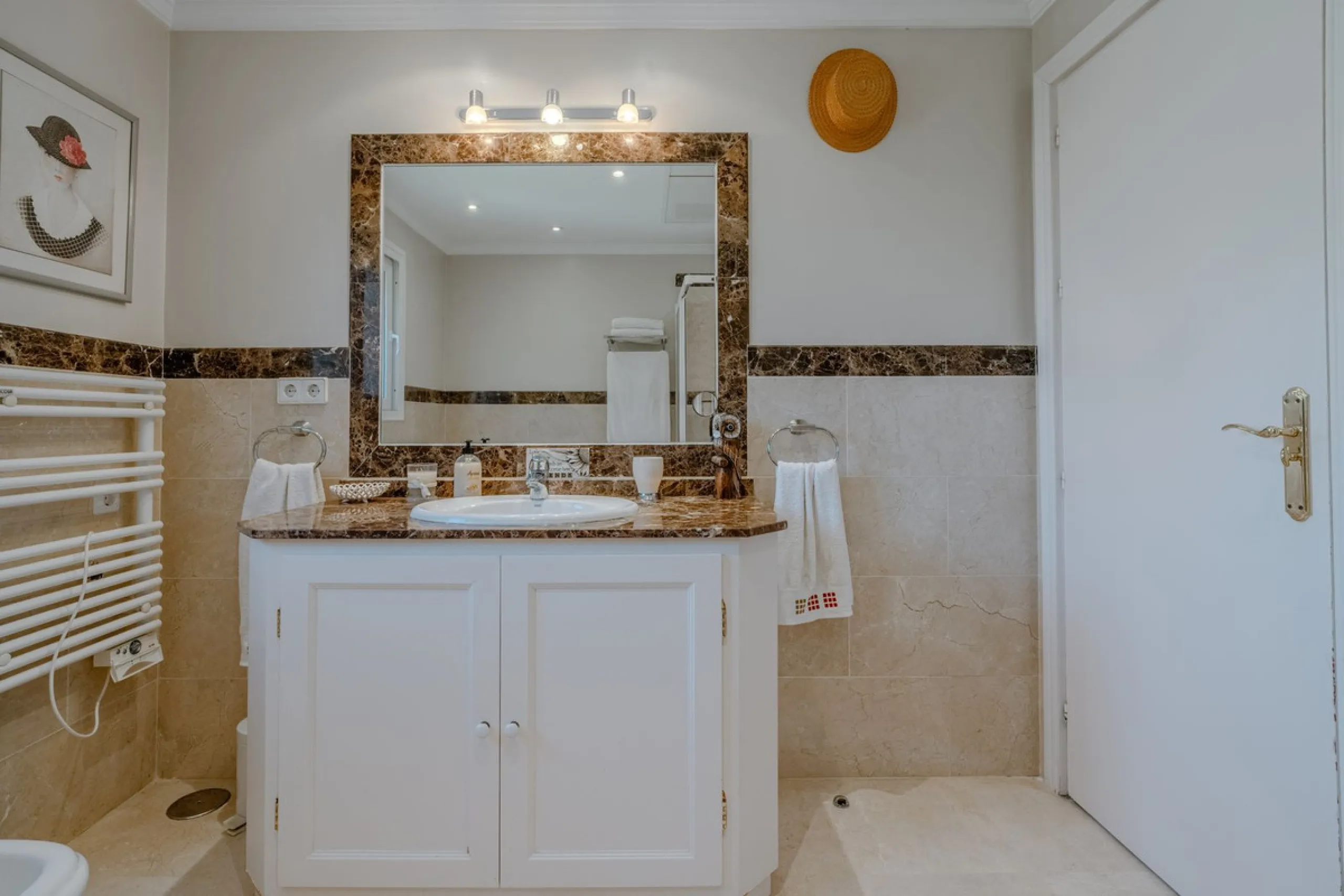 Nestled in the heart of El Paraíso Medio, this beautiful five-bedroom, four-bathroom detached villa offers a perfect blend of timeless Andalusian charm and modern comfort, all within easy walking distance of local amenities.