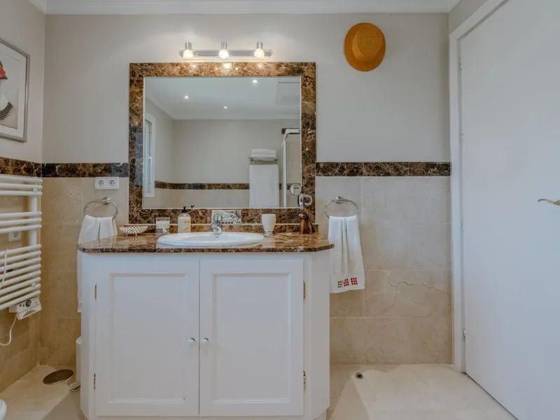 Nestled in the heart of El Paraíso Medio, this beautiful five-bedroom, four-bathroom detached villa offers a perfect blend of timeless Andalusian charm and modern comfort, all within easy walking distance of local amenities.