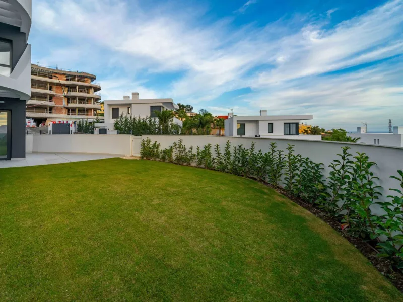 Welcome to a beautifully positioned southwest-facing garden apartment in the heart of Higuerón — a home that offers both privacy and extraordinary views. Located on the eastern corner of the building, this residence is one of only two ground-floor apartme