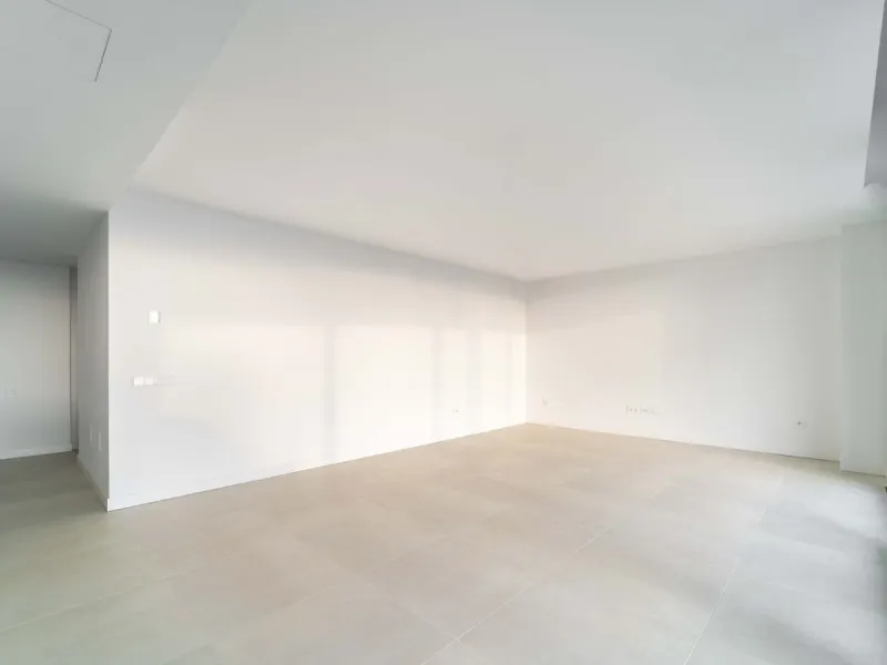 Welcome to a beautifully positioned southwest-facing garden apartment in the heart of Higuerón — a home that offers both privacy and extraordinary views. Located on the eastern corner of the building, this residence is one of only two ground-floor apartme