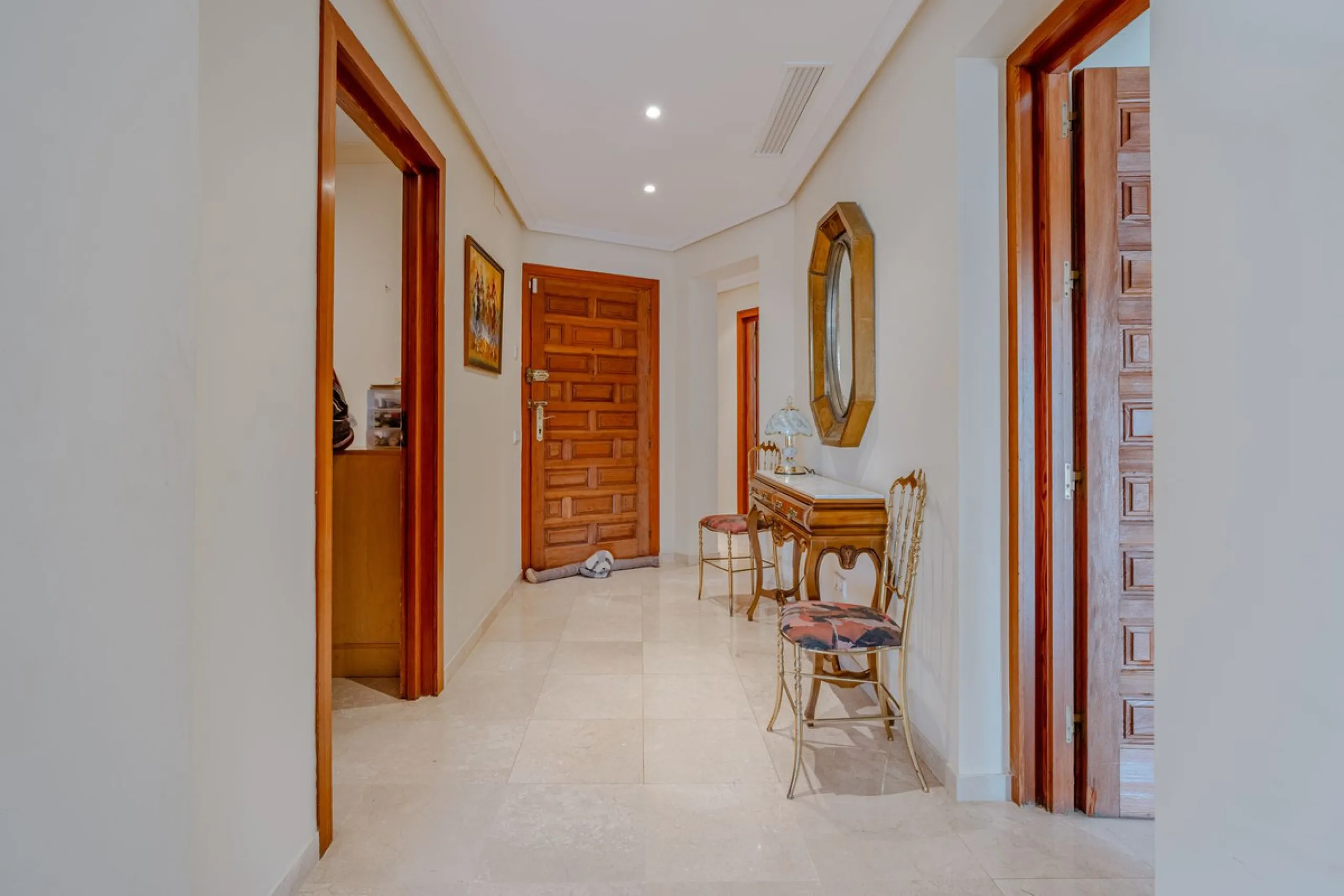 Nestled in the heart of El Paraíso Medio, this beautiful five-bedroom, four-bathroom detached villa offers a perfect blend of timeless Andalusian charm and modern comfort, all within easy walking distance of local amenities.