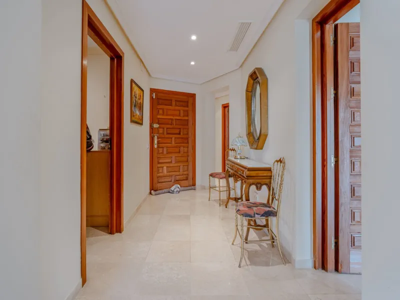Nestled in the heart of El Paraíso Medio, this beautiful five-bedroom, four-bathroom detached villa offers a perfect blend of timeless Andalusian charm and modern comfort, all within easy walking distance of local amenities.