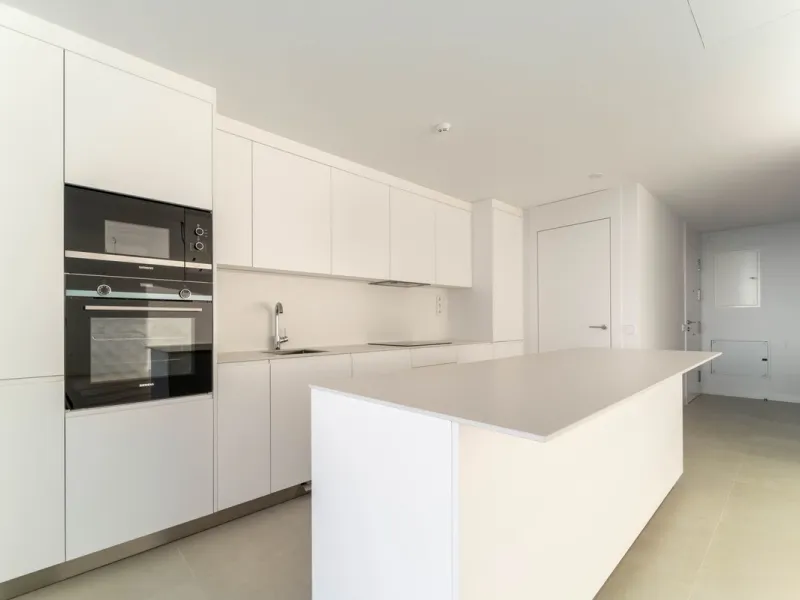 Welcome to a beautifully positioned southwest-facing garden apartment in the heart of Higuerón — a home that offers both privacy and extraordinary views. Located on the eastern corner of the building, this residence is one of only two ground-floor apartme
