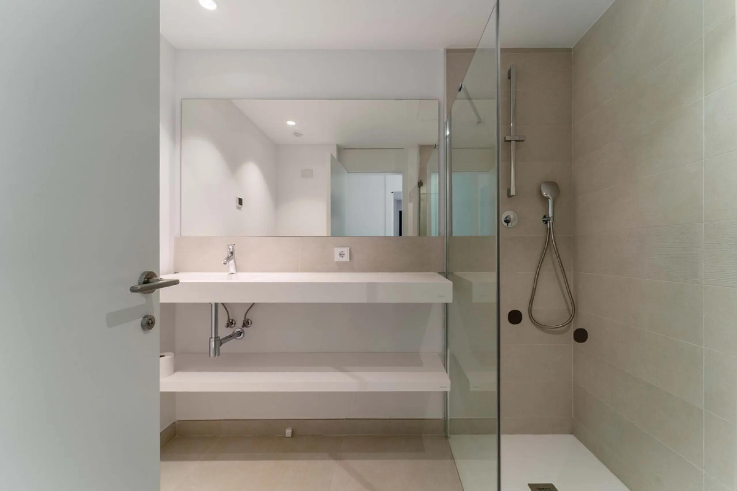 Welcome to a beautifully positioned southwest-facing garden apartment in the heart of Higuerón — a home that offers both privacy and extraordinary views. Located on the eastern corner of the building, this residence is one of only two ground-floor apartme
