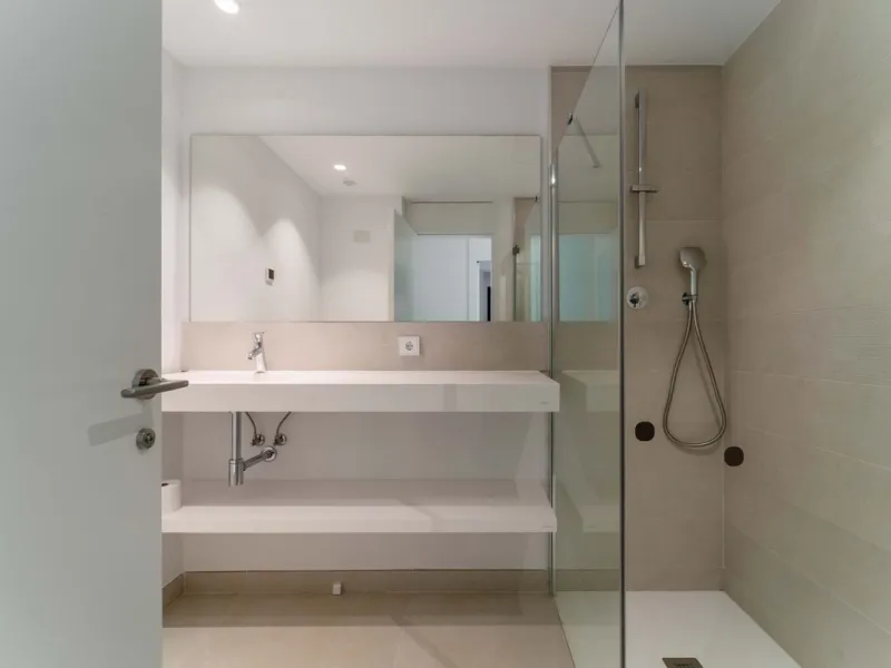 Welcome to a beautifully positioned southwest-facing garden apartment in the heart of Higuerón — a home that offers both privacy and extraordinary views. Located on the eastern corner of the building, this residence is one of only two ground-floor apartme